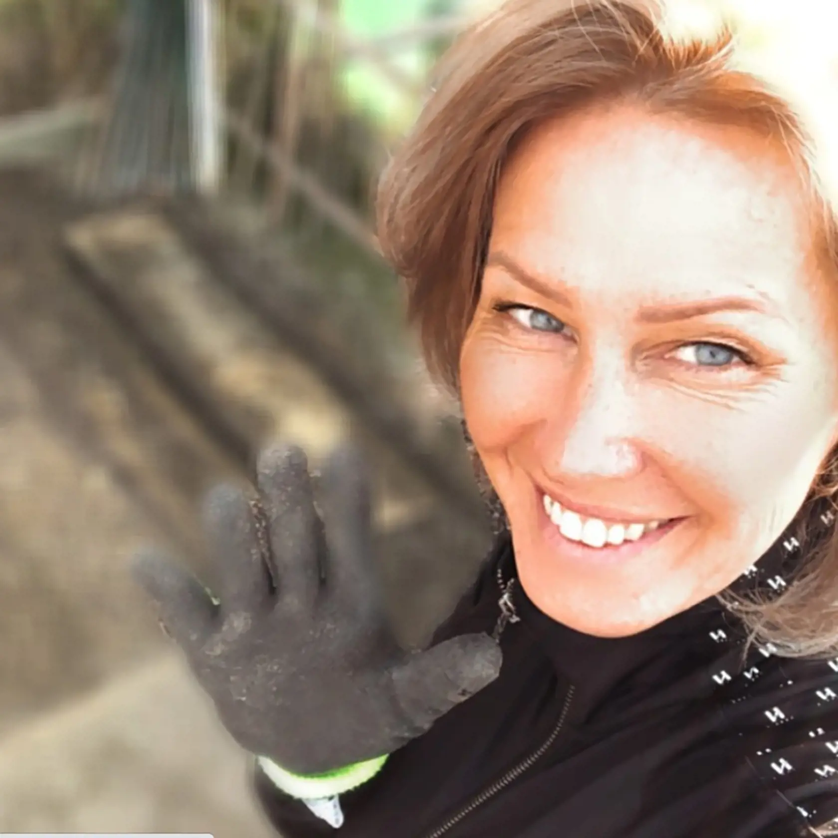 JE SPÄŤ Erika Barkolová  sa prezradila záberom  zo záhrady.
