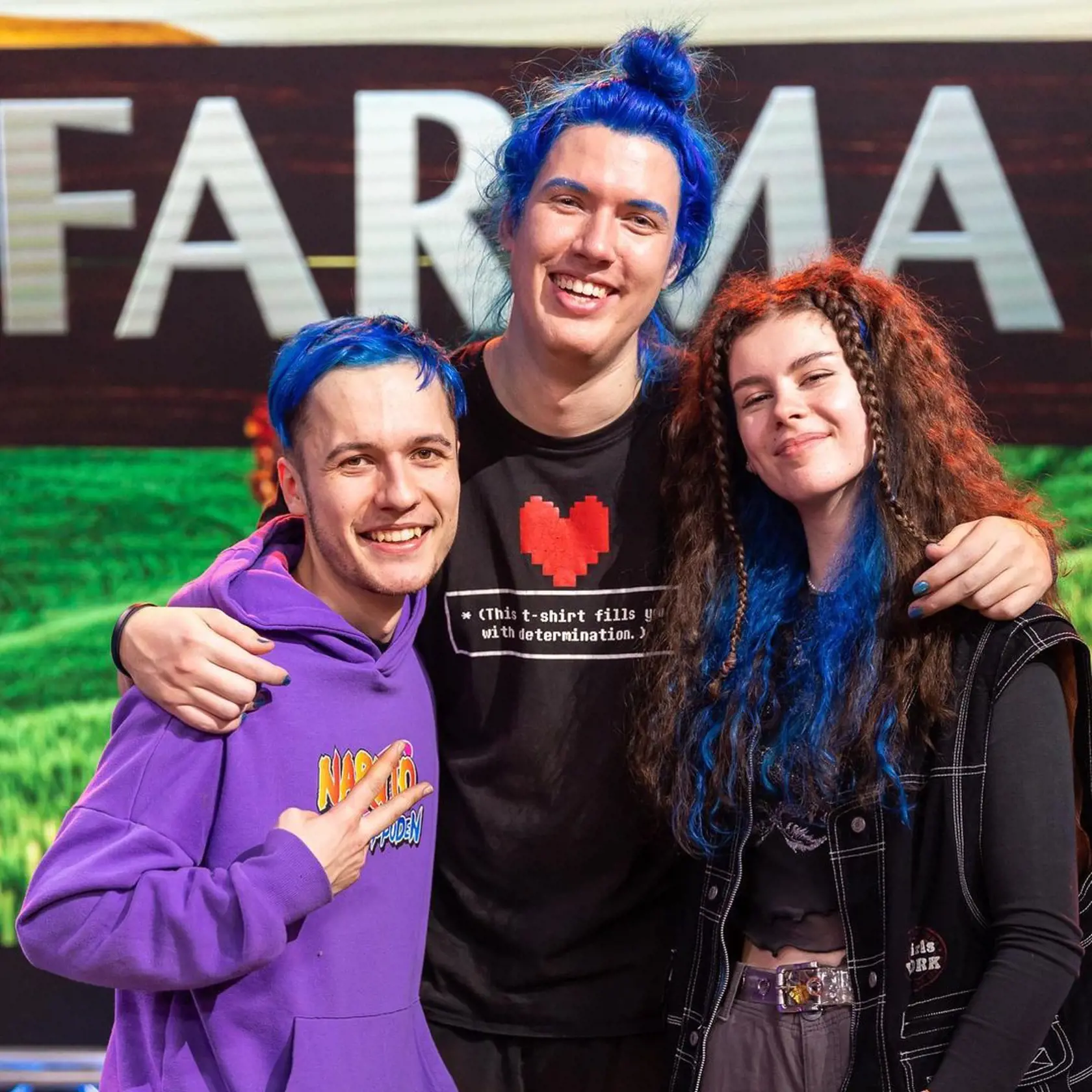 Jeho kamaráti si vlasy rovnako zafarbili namodro. Kamarátov sme videli aj na Farme, boli Filipa podporiť aj vo finále!