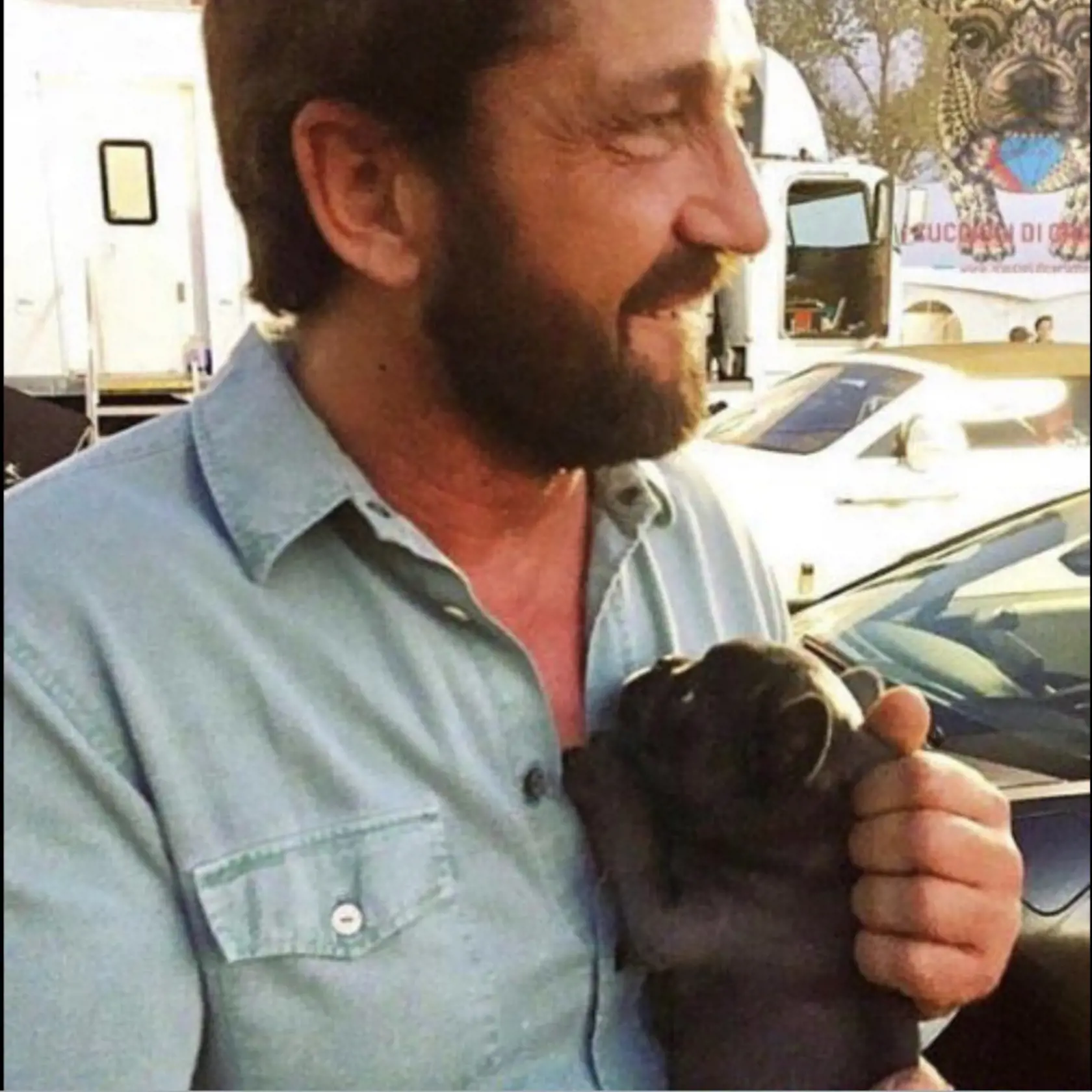 Buldočka zo Šoporne má aj Gerard Buttler.
