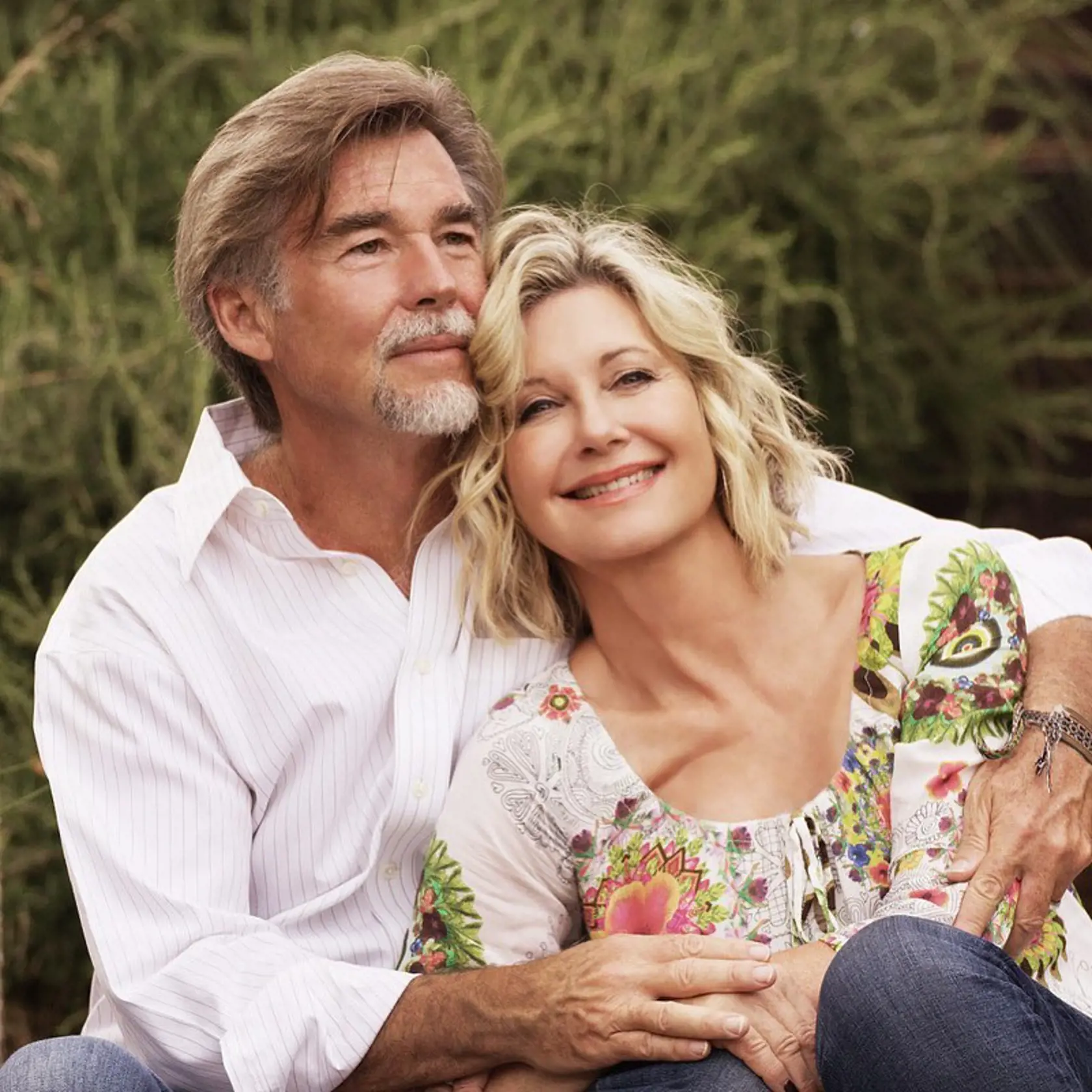 Olivia Newton John s manželom.