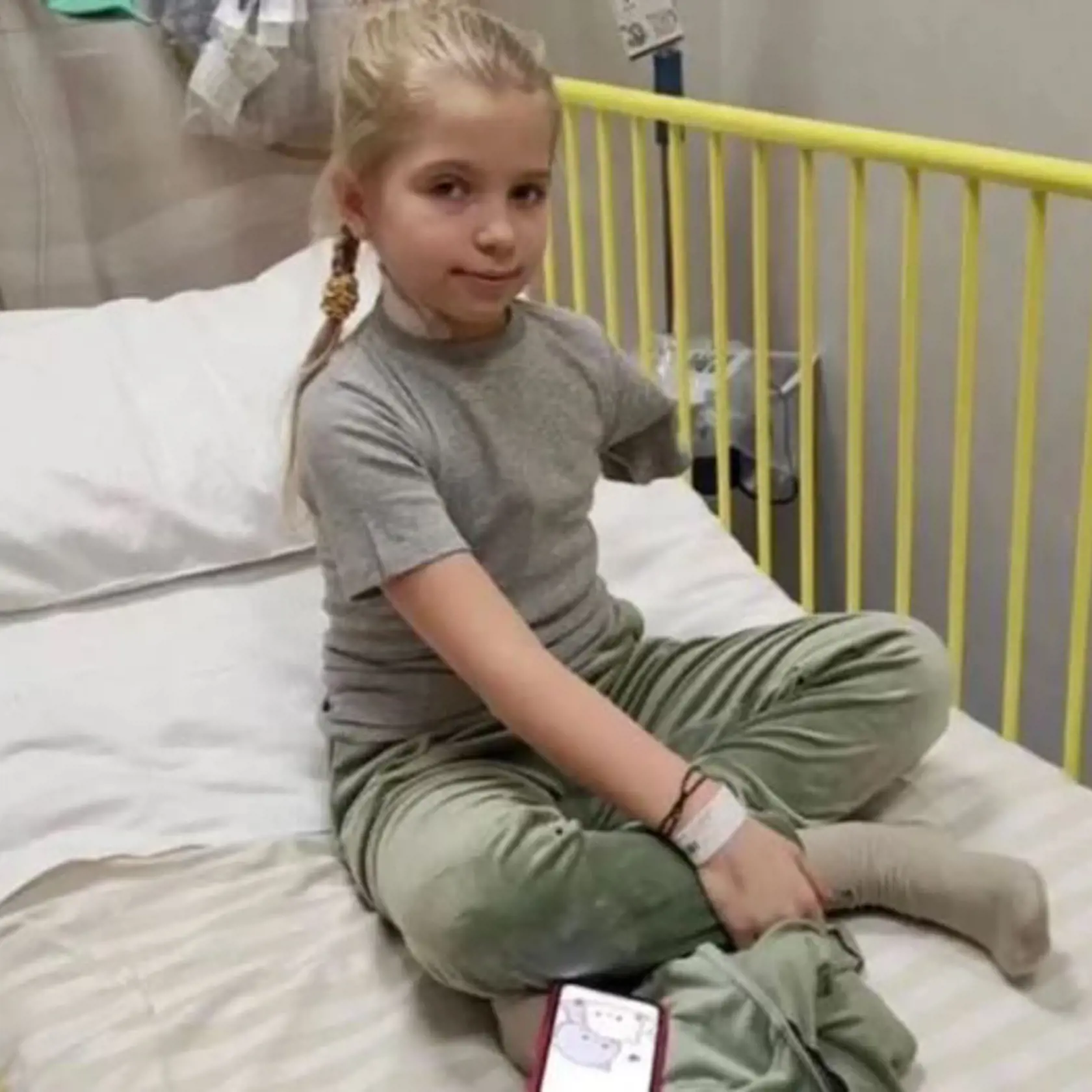 Saša sa počas úteku do bezpečia ocitla pod paľbou ruskej armády. Následkom ťažkých zranení jej museli lekári amputovať ruku.