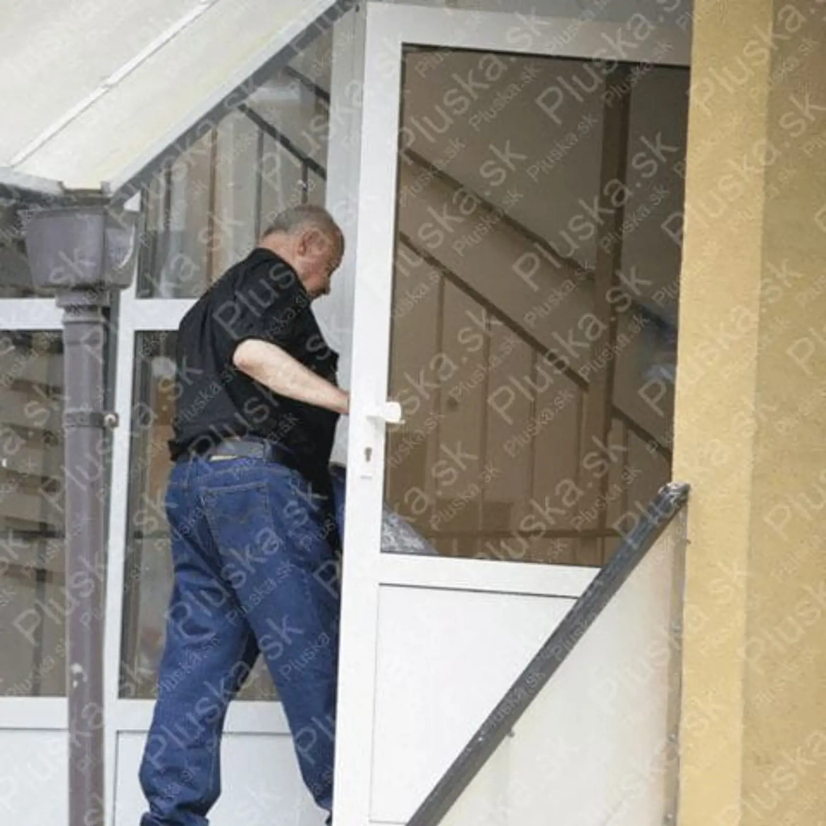 Furni krátko po návrate z väzby vyzeral spokojne a namieril si to rovno k manželke. S médiami však naďalej nekomunikoval.