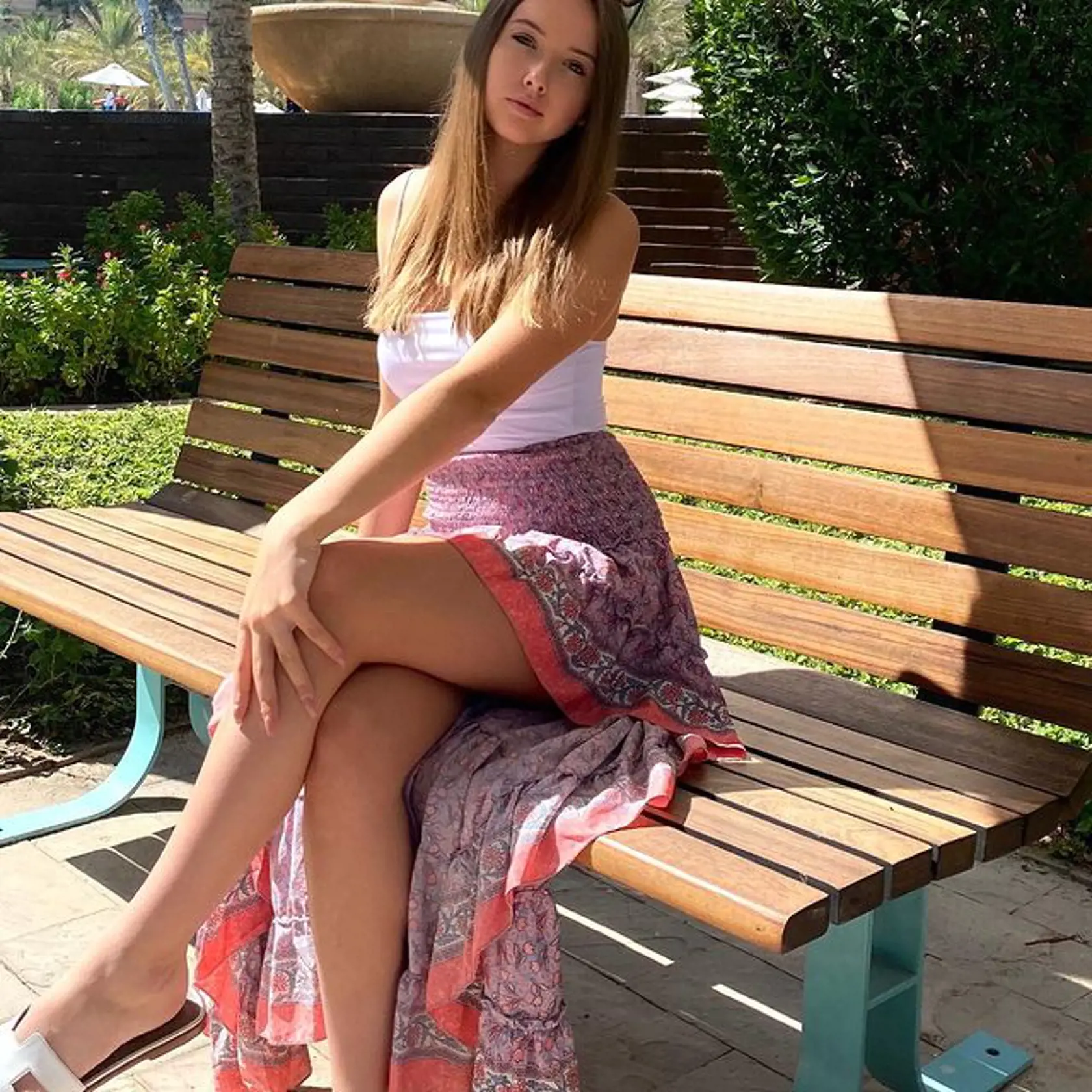 Shania má len 16 rokov, no pózuje ako zrelá žena.