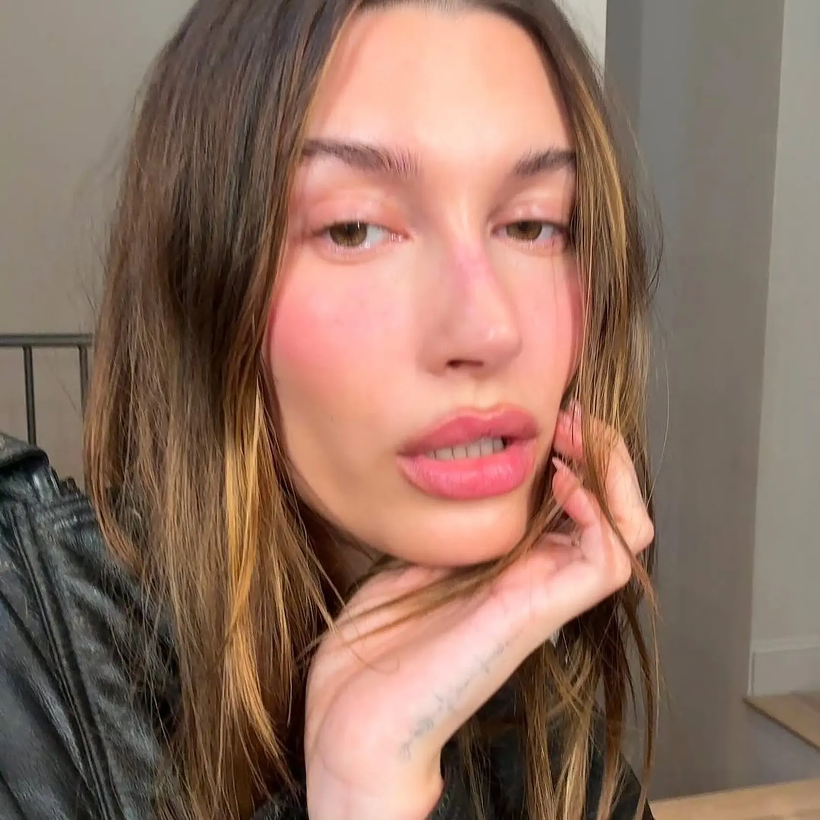 Efektné a prirodzení líčenie podľa Hailey Bieber