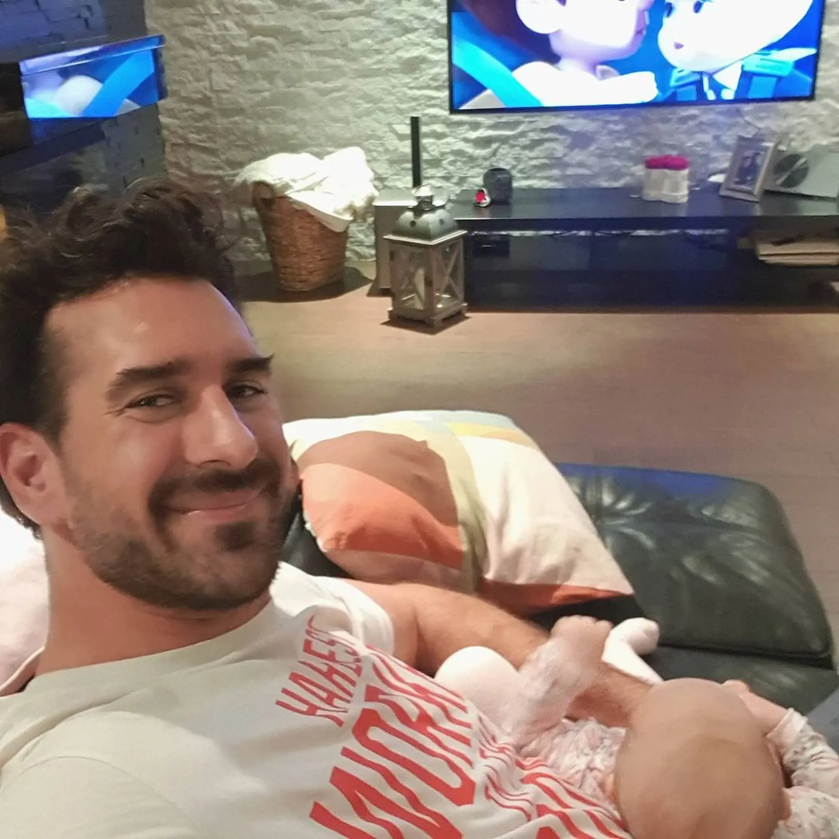 Boris Valábik žije v rodinnom dome, ku ktorému má aj záhradu s vírivkou.