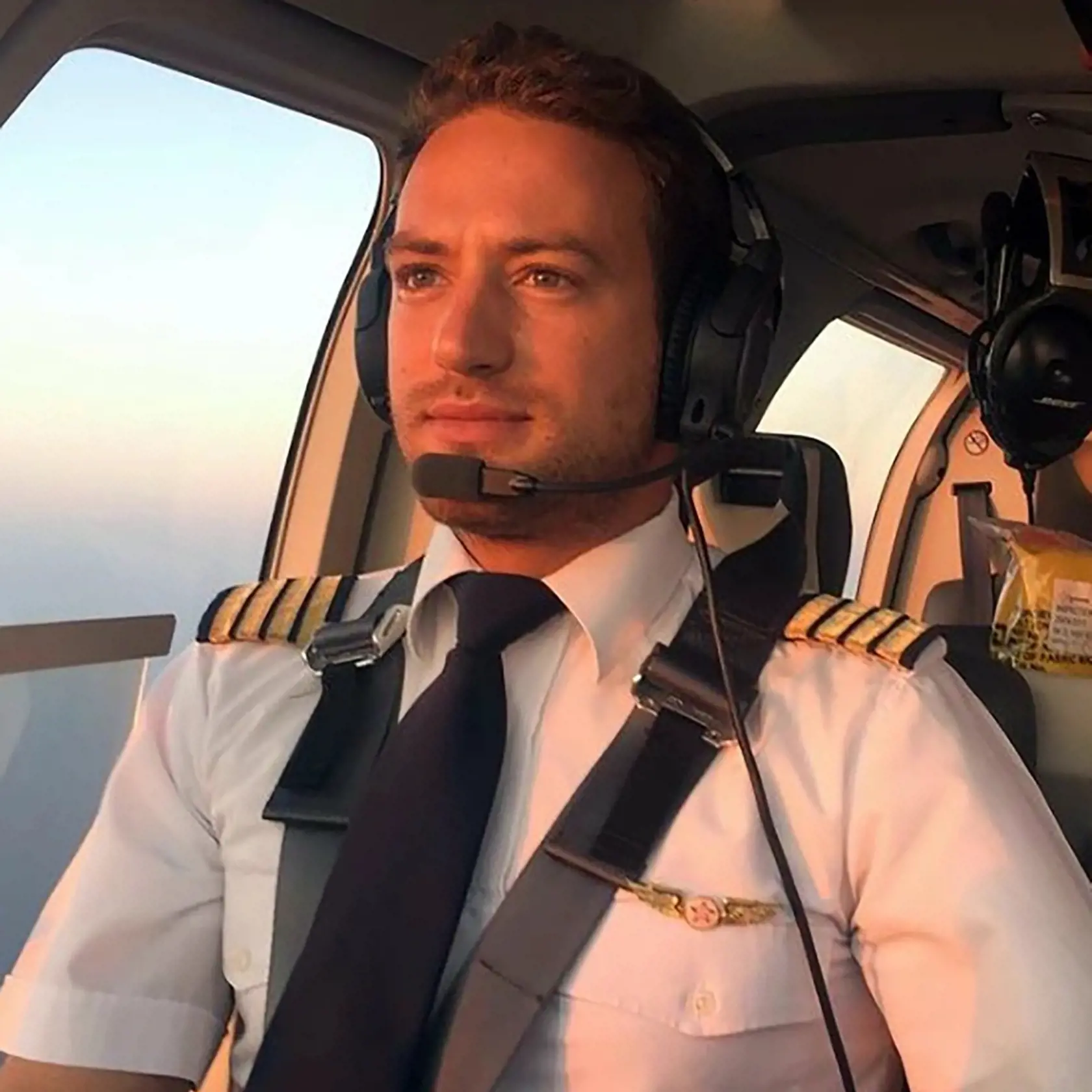 Grécky pilot v hneve udusil manželku vankúšom, polícii tvrdil, že ju zabili vlamači.