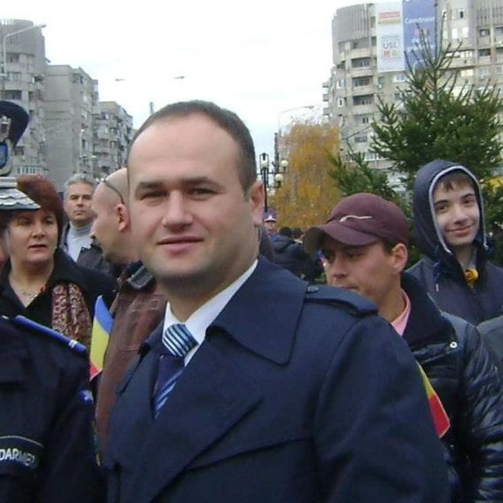 Rumun Emilian sa pred kamerami BBC posťažoval na katastrofálne pracovné podmienky.