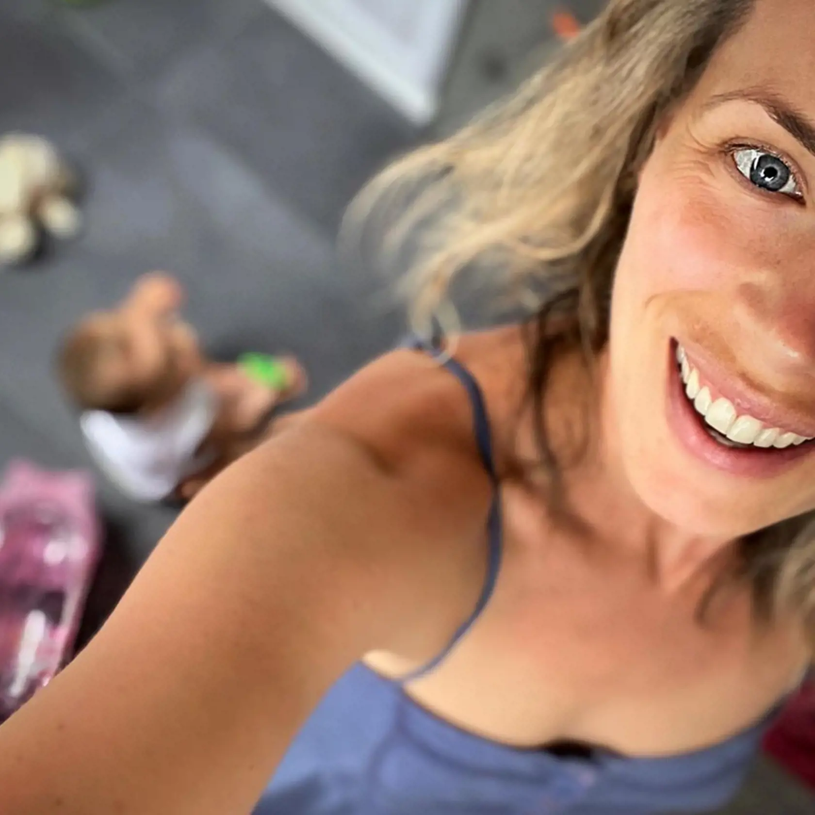 Mirka napísala: ,,#Nedeľa (vtipné slovo)
..veselo je😂 ! Mám nového pomocníka v kuchyni 🤦♀️ všetko čo uložím , on vytiahne nazad 😅..a kým niečo navarím , už nebude nedeľa 😂 Naša Nedeľa ! 🥰"