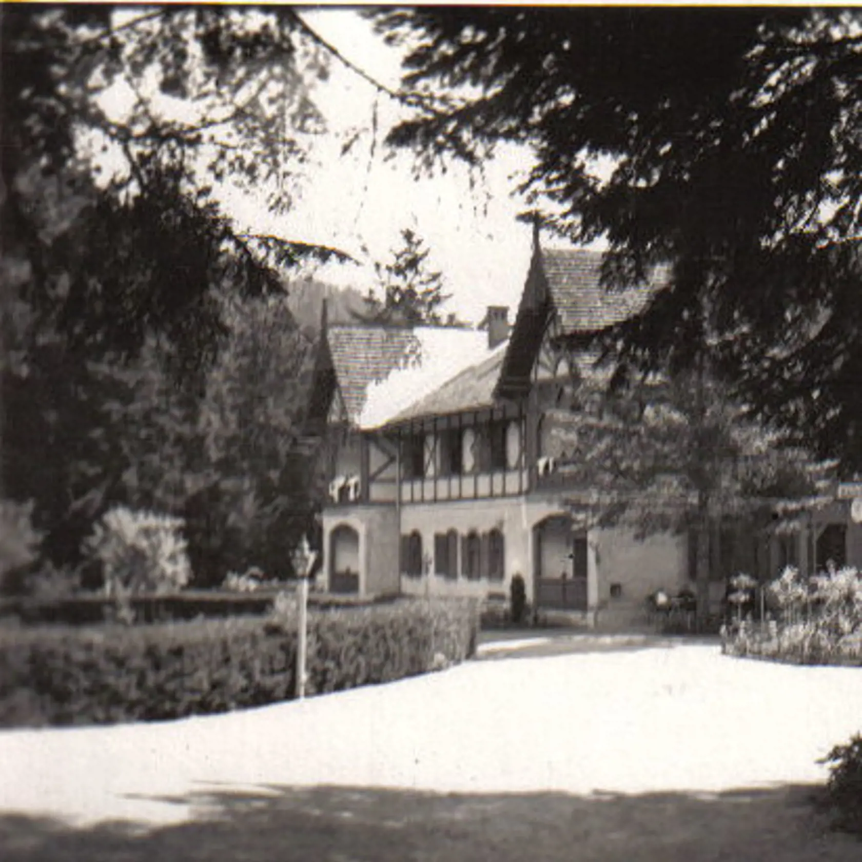 Turzovské kúpele boli známe tzv. švajčiarskou vysokohorskou architektúrou. LD Baník.