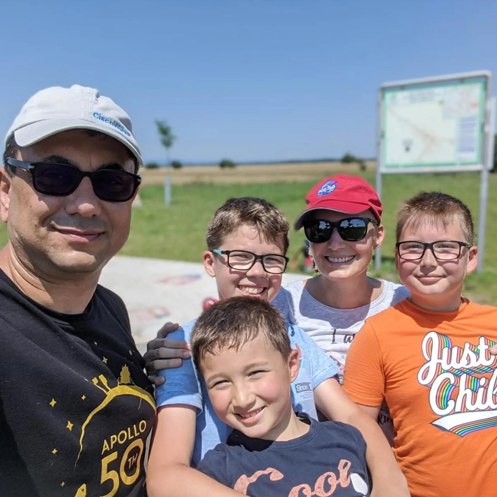 „Moji štyria chalani ma dnes zobrali na výlet. Chceli vidieť, kde je možné byť naraz v troch štátoch, teda na Slovensku, v Maďarsku a v Rakúsku. Bolo skvelé byť vonku a mať aspoň na chvíľu pocit, že zase žijem normálne...“