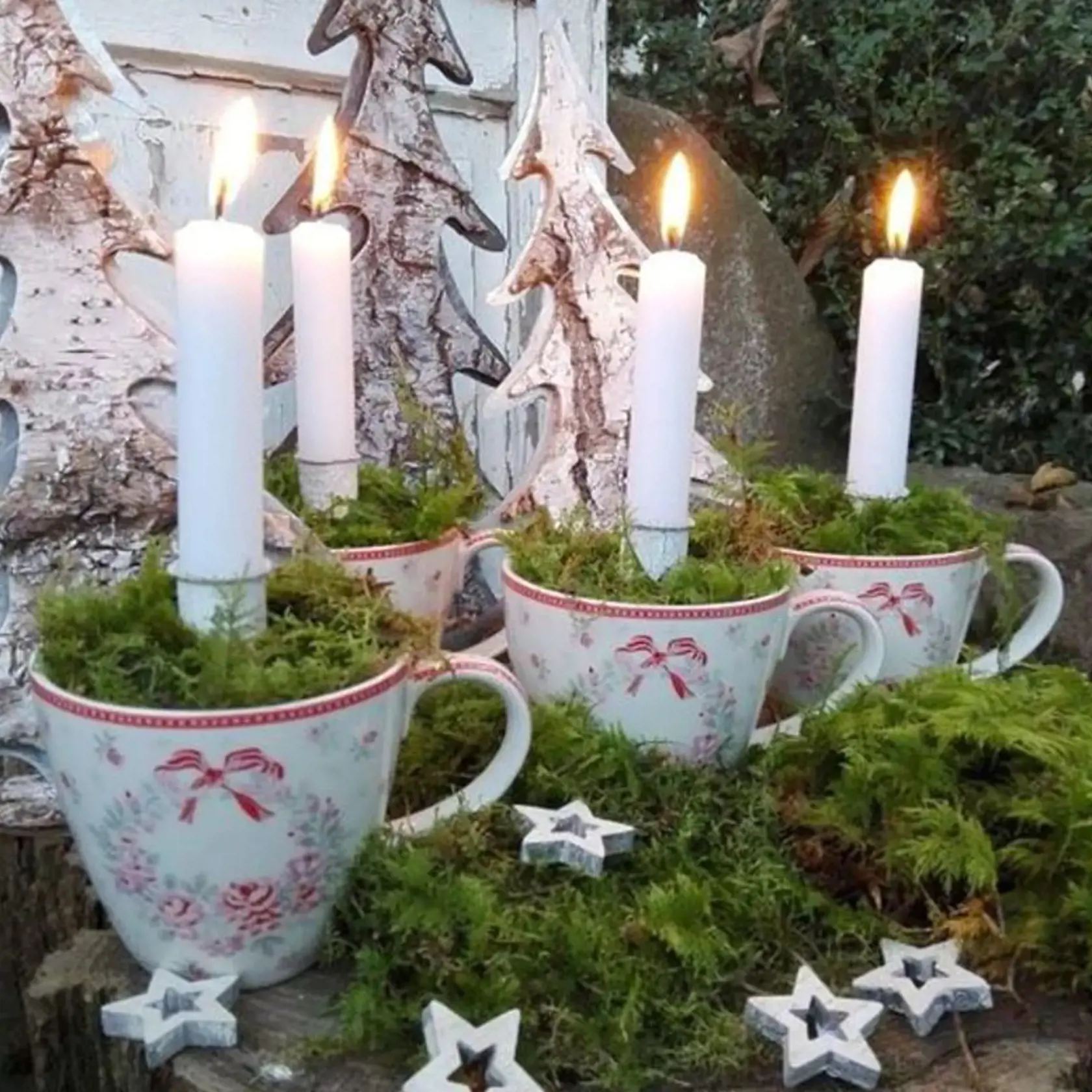 Adventný veniec z hrnčekov.