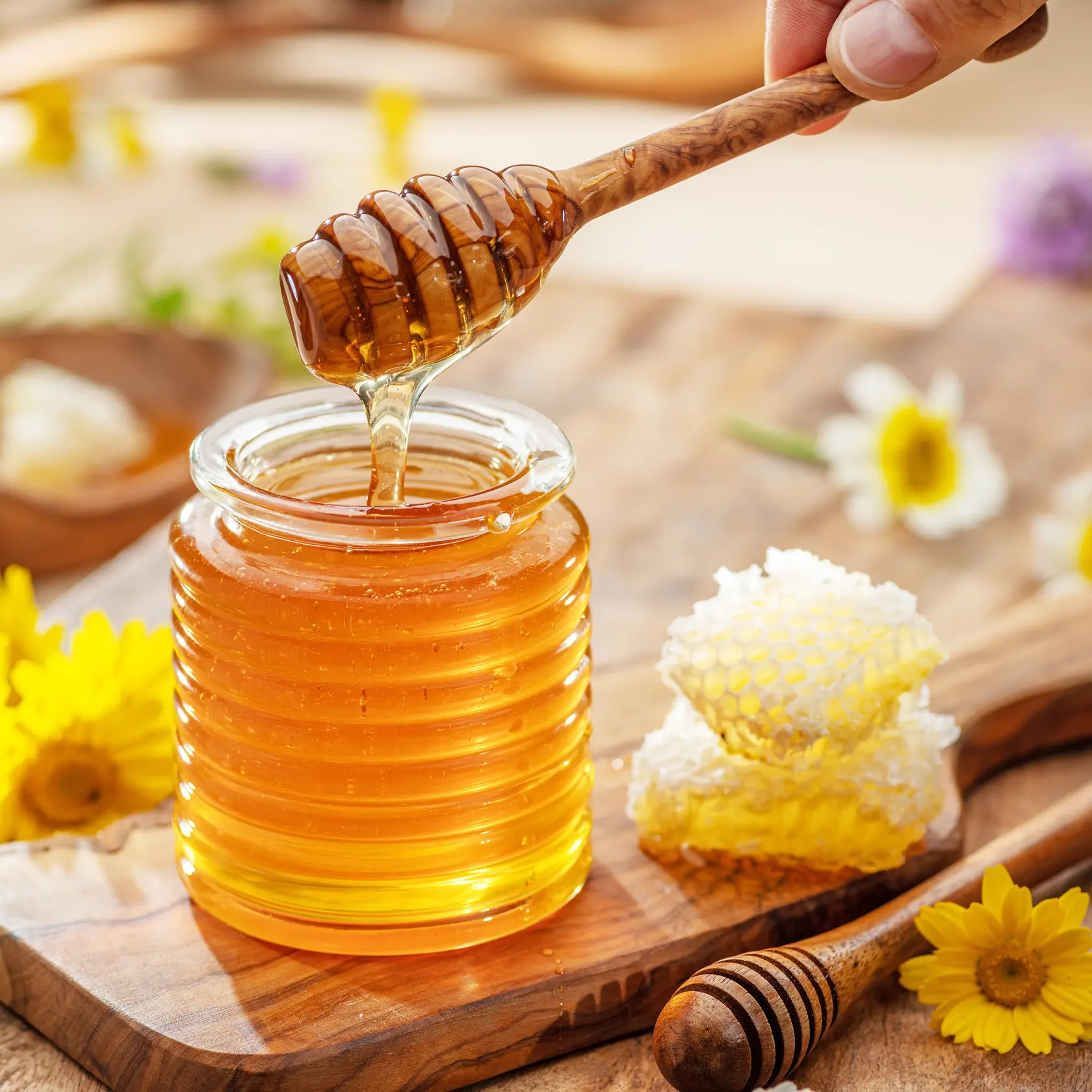 Med má prírodné antibakteriálne vlastnosti a citrón je bohatý na vitamín C. Kombinácia týchto dvoch zložiek môže účinne zmierniť bolesť hrdla a podporiť imunitný systém. Pripravte si teplý nápoj z vody, medu a šťavy z citrónu na upokojenie podráždeného hrdla.