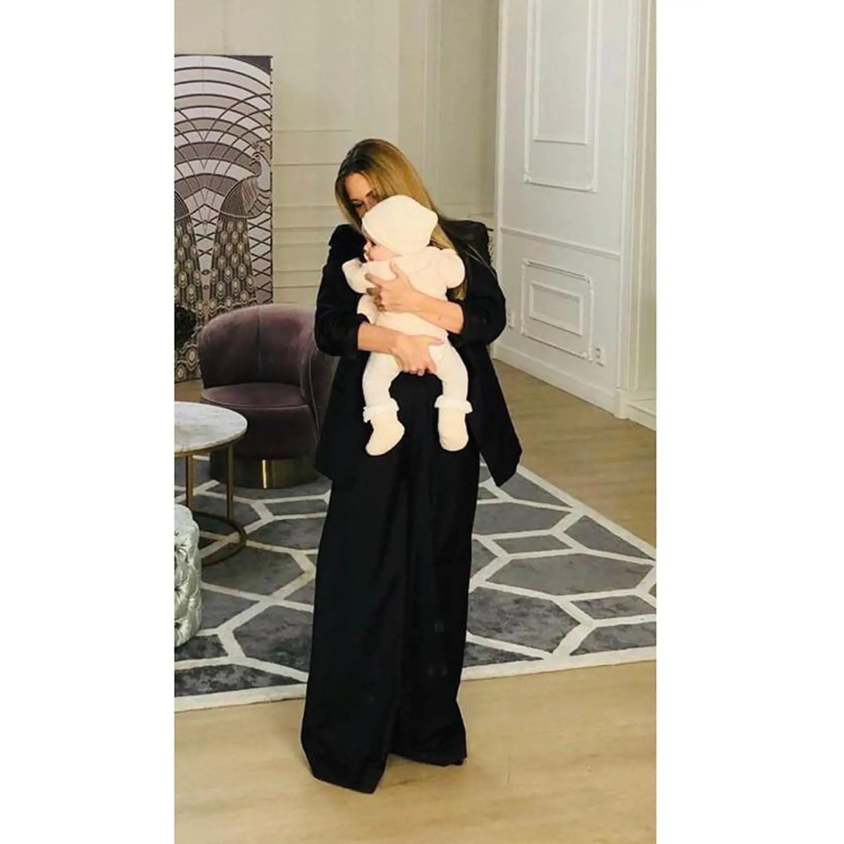 Erika Judínyová - teraz sa oblieka strohejšie a menej sexi. Akoby to už nebola ona... Napríklad tento nohavicový kostým jej podľa nášho názoru vôbec nepristane.