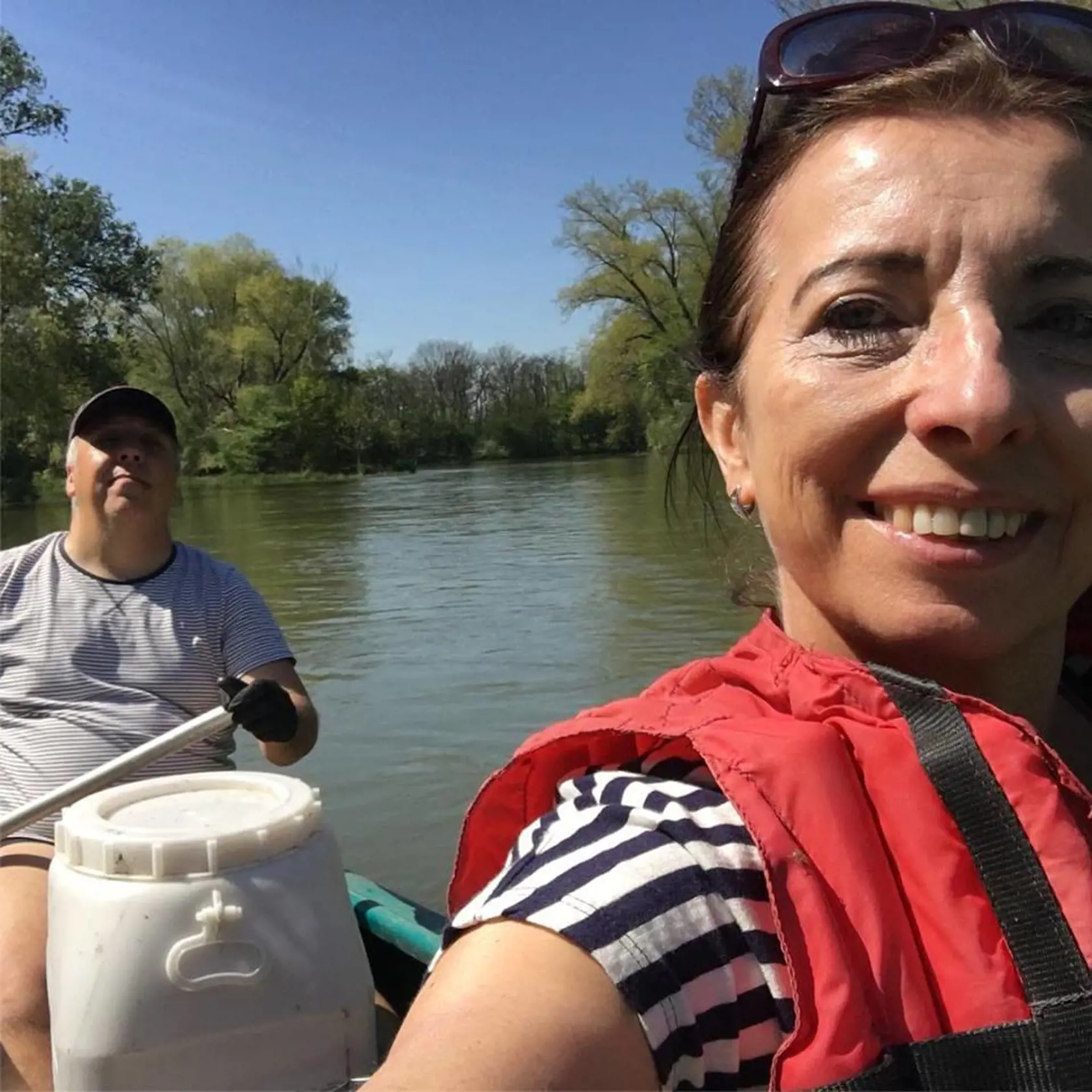 Poslanci za SaS Anna Zemanová a Radoslav Pavelka oslávili deň Zeme splavovaním a čistením Malého Dunaja.