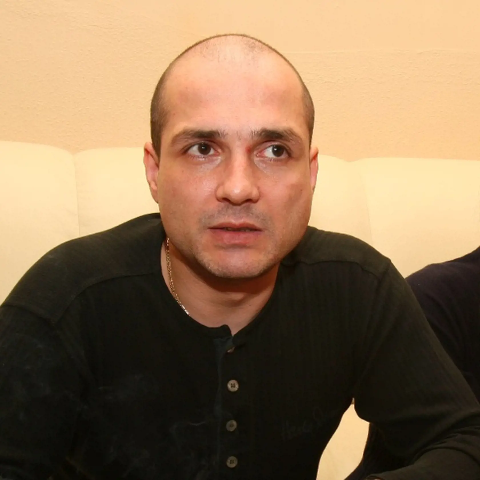 Herec Dušan Cinkota, ktorý si odpykáva osemročný trest za opletačky s drogami, sa vraj chcel zabiť. Cinkotov nástup do väzenia sa totiž nezaobišiel bez problémov. Niekoľko dní ho hľadala polícia, no nakoniec sa 17. decembra 2012 v Bratislave sám prihlásil. Odtiaľ ho eskortovali do Ružomberka. „Bol odhodlaný spáchať samovraždu. Keď ho hľadala polícia, odišiel preč, rozlúčil sa, schovával sa a rozmýšľal o tom, ako skončiť svoj život. Išiel na benzínovú pumpu kúpiť si cigarety a práve boli v televízii správy,“ povedal jeho blízky kamarát a herec Andy Hryc o momente, ktorý Dušana zachránil. „Počul svoje meno, pozrel sa na obrazovku, videl svoju tvár, že ho hľadajú a moderátorka povedala, že ja som urobil petíciu na udelenie milosti a do toho dňa petíciu podpísalo 10 000 ľudí,“ tvrdil nám ďalej.