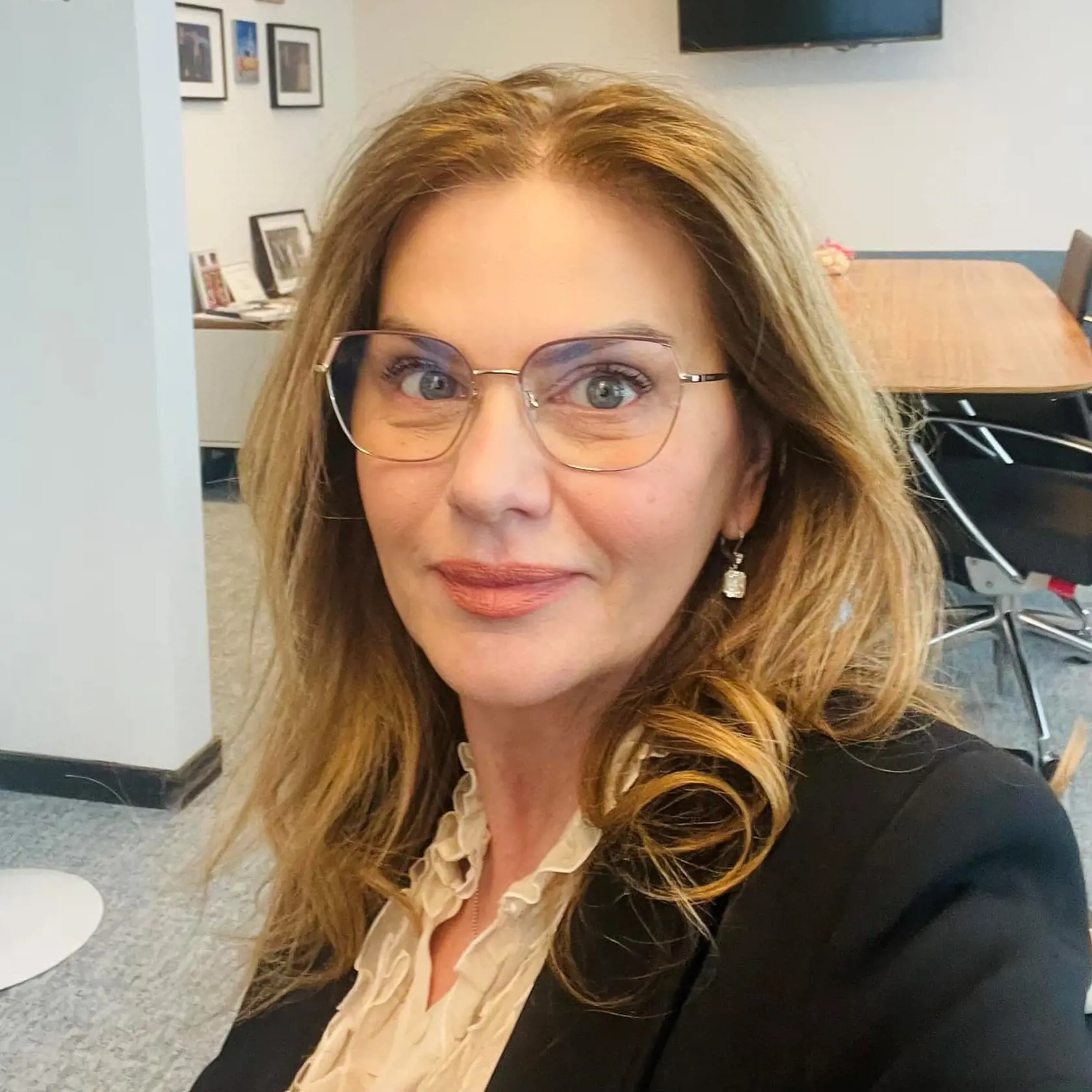 Europoslankyňa a známa tvár Smeru-SD Monika Beňová (55) zažiarila v elegantnom modeli z dielne známeho módneho domu počas slávnostného obradu, kedy sa stala hrdou krstnou maminou.