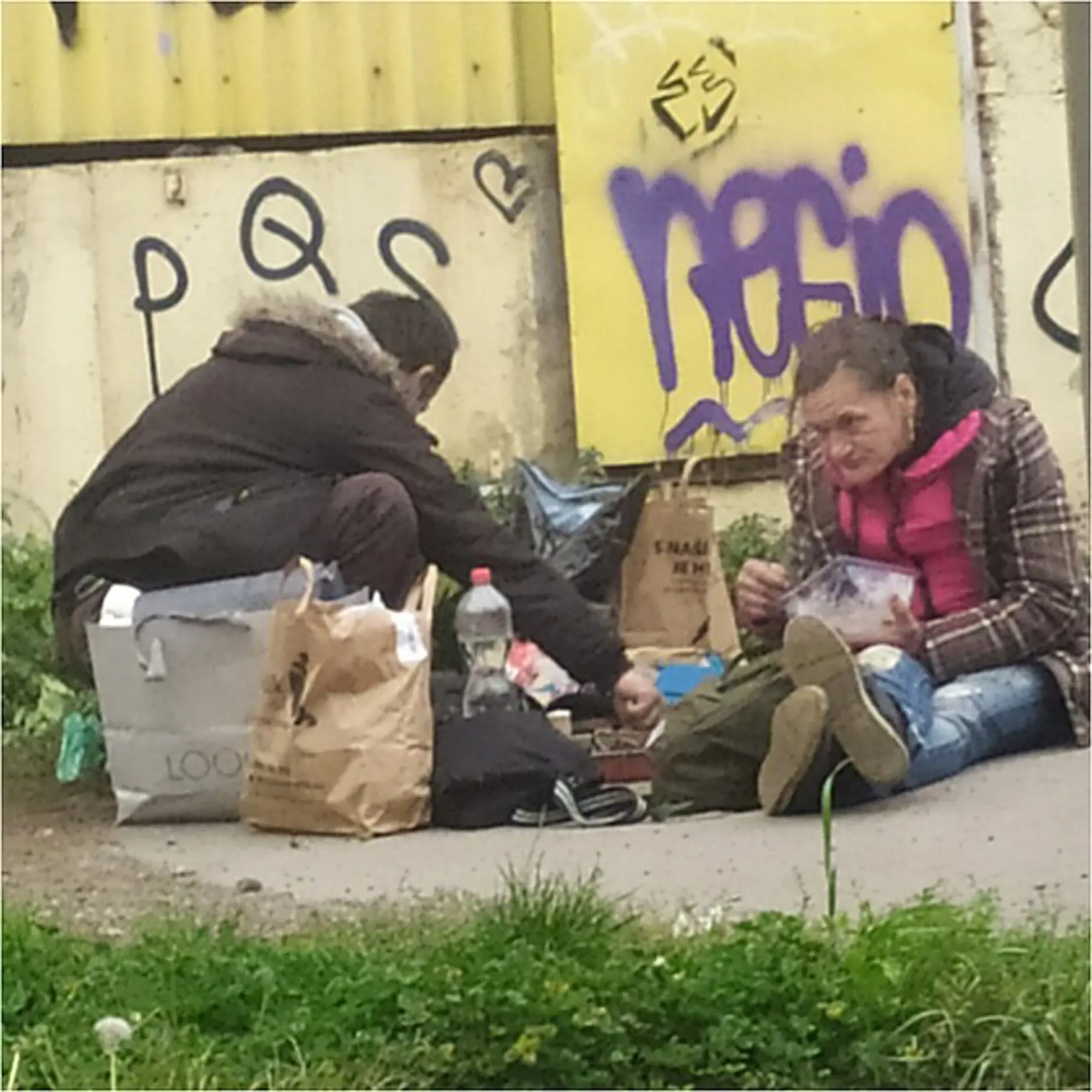 Narkomanka Katka žiaľ do dnešných dní berie drogy. Viac ako 20 rokov žije na ulici a v roku 2010 sa vzdala práv na svoju dcéru, ktorú vychováva jej stará mama.
