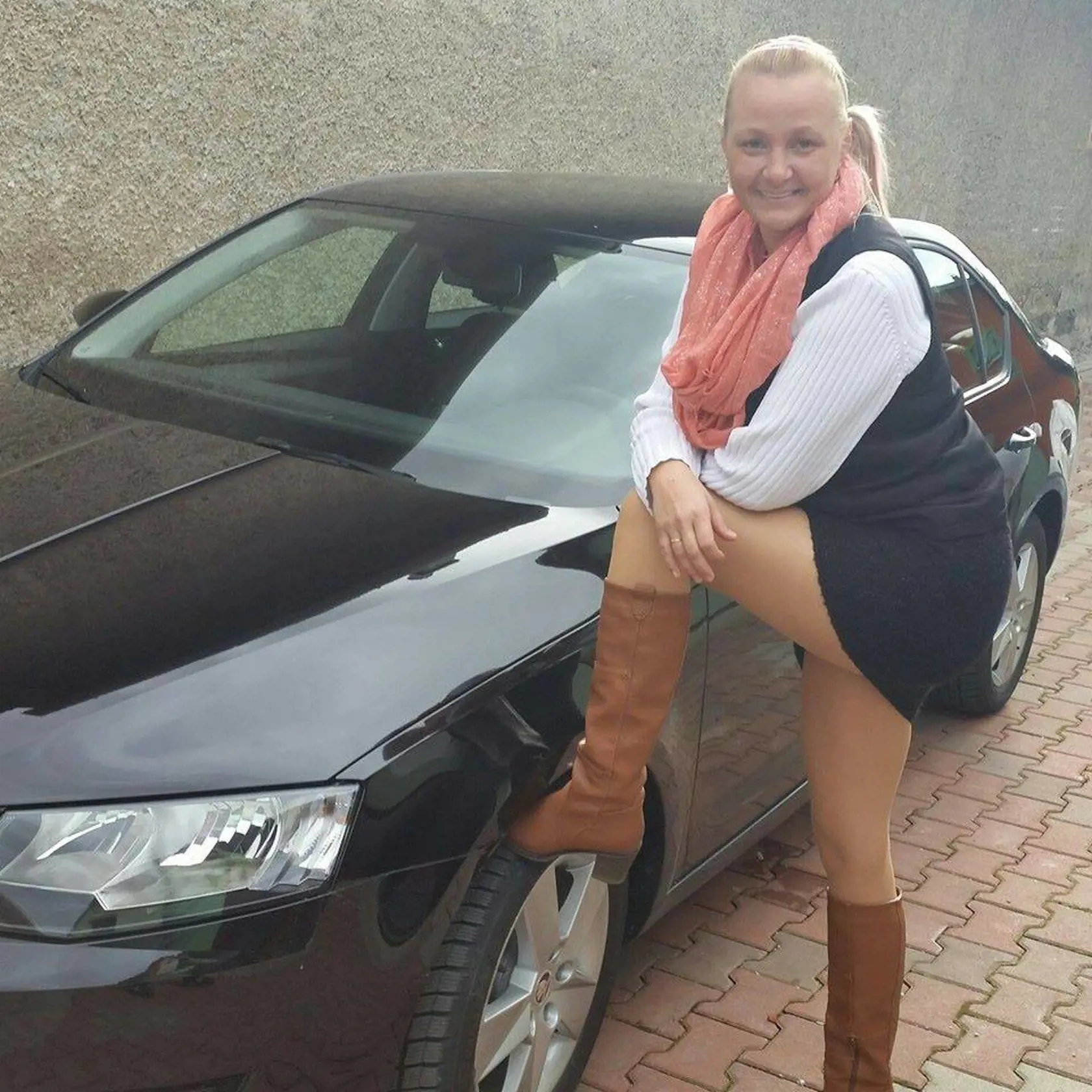 Lenka milovala jazdu aj autom, no vždy si dávala pozor a jazdila opatrne.