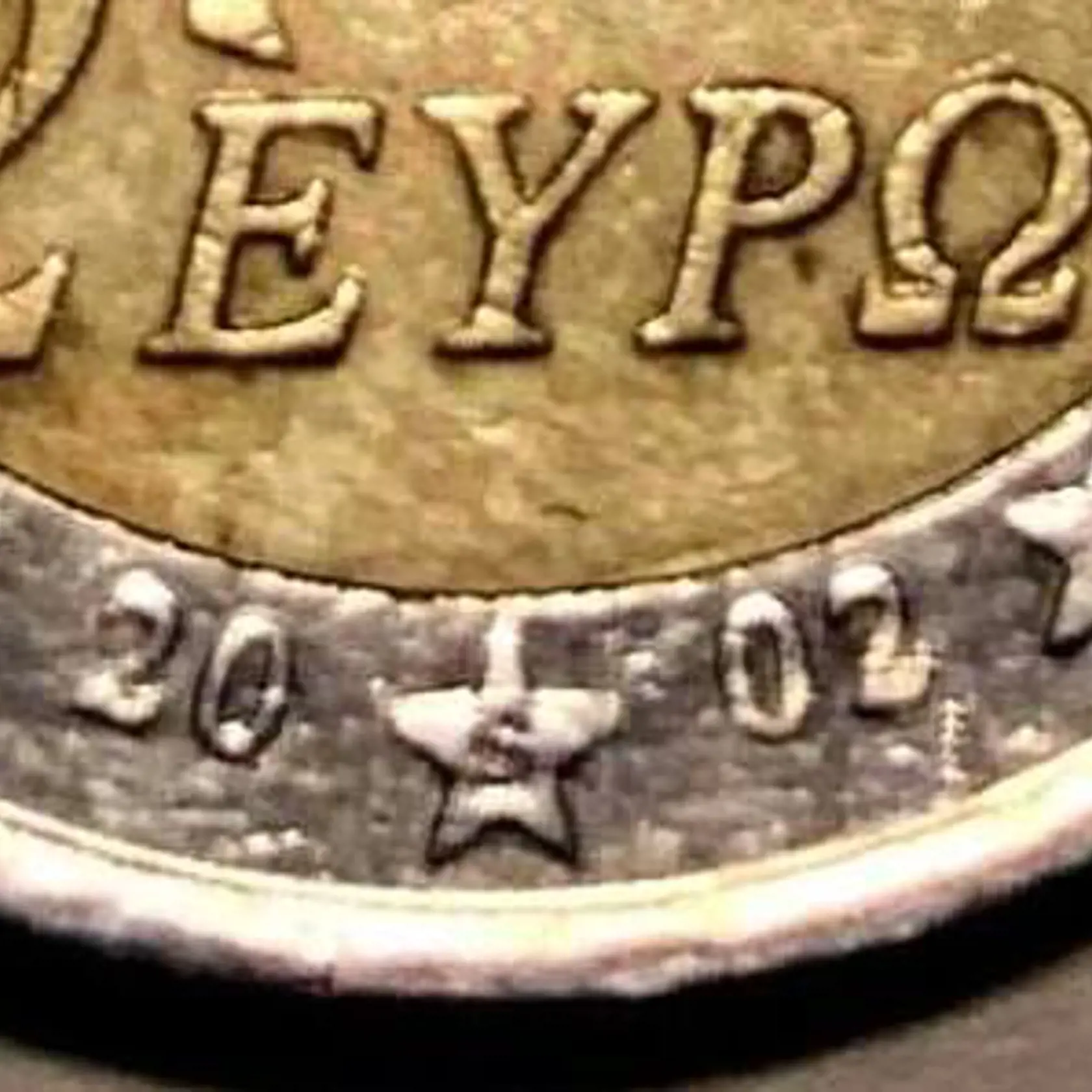 V roku 2002 Fíni vytlačili 75 miliónov dvojeuroviek s vyobrazením z gréckej mytológie. Na minci je znázornené, ako vládca bohov Zeus v podobe býka unáša spartanskú princeznú Európu. Tieto platidlá nie sú, samy o sebe, nijako vzácne - s výnimkou verzií, ktoré majú v jednej z mlaých hviezd na okraji písmenko "S".