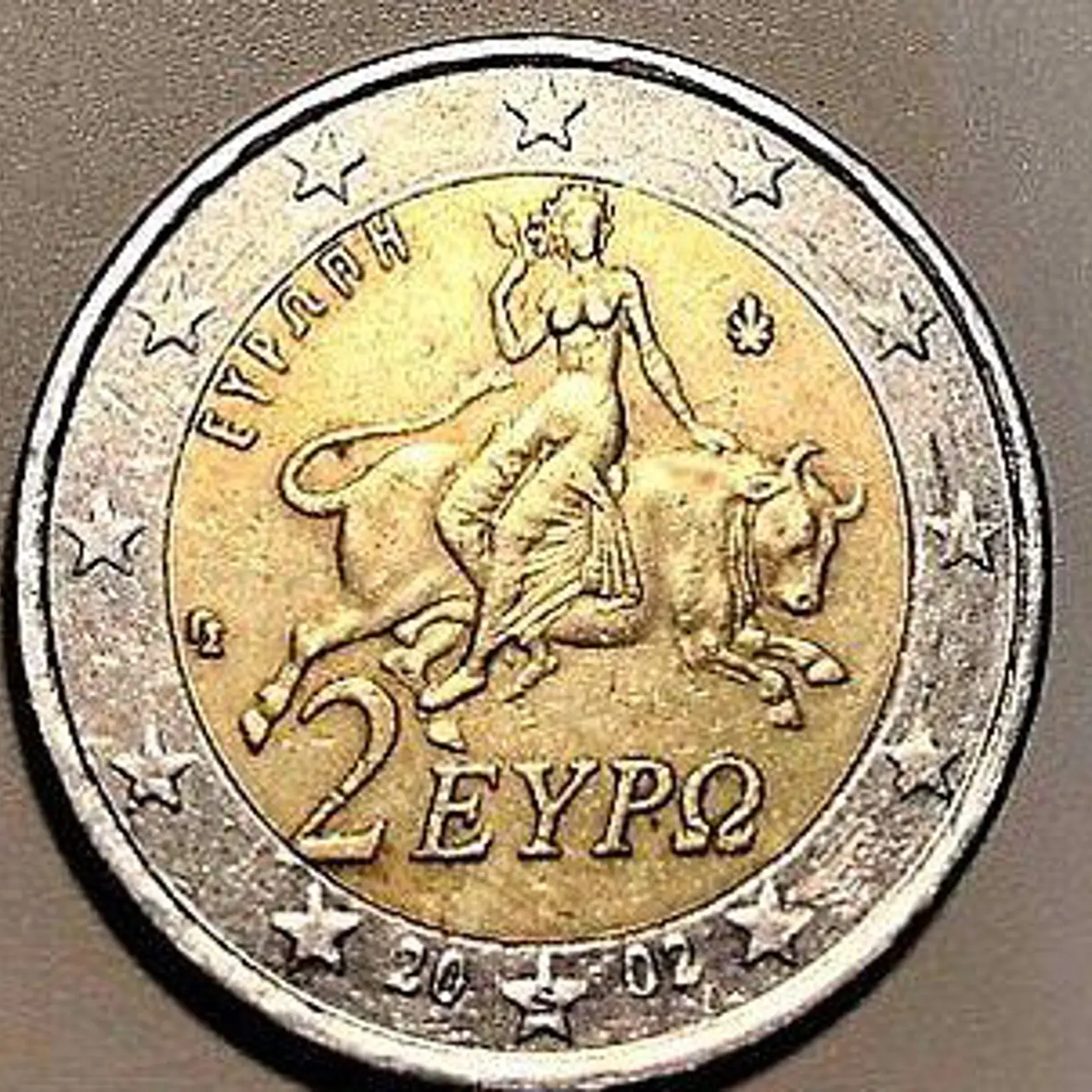 V roku 2002 Fíni vytlačili 75 miliónov dvojeuroviek s vyobrazením z gréckej mytológie. Na minci je znázornené, ako vládca bohov Zeus v podobe býka unáša spartanskú princeznú Európu. Tieto platidlá nie sú, samy o sebe, nijako vzácne - s výnimkou verzií, ktoré majú v jednej z mlaých hviezd na okraji písmenko "S".
