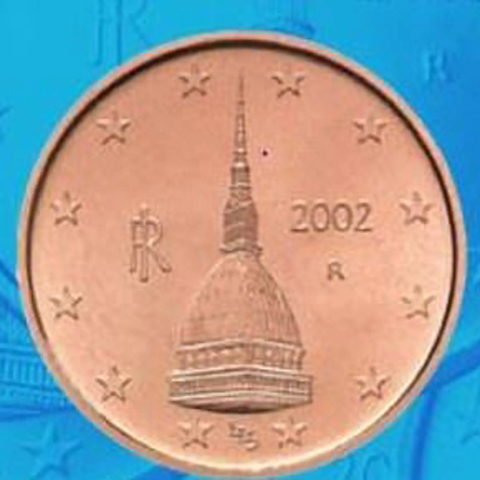 V roku 2002 sa do obehu dostalo 7-tisíc mincí v hodnote jedného centu, ktoré "omylom" vytlačili na dvojcentový formát. Na minci je vyobrazená synagóga Mole Antonelliana v Turíne, pričom bežne sa na jednocentovkách vyskytuje taliansky hrad Castel del Monte v Apúlii. V roku 2013 sa jedna takáto minca predala v aukcii za 6600 eur.