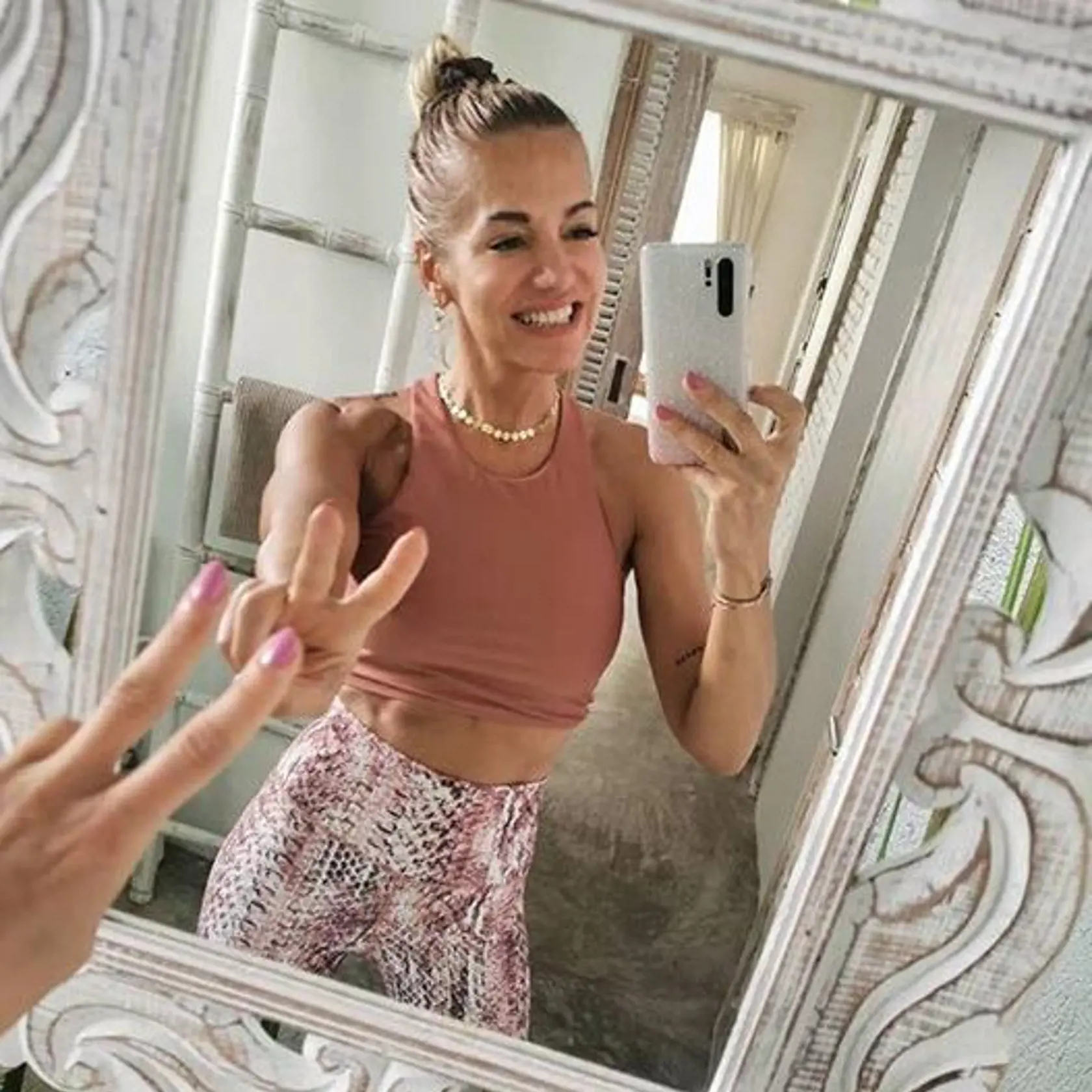 Dara Rolins (47)