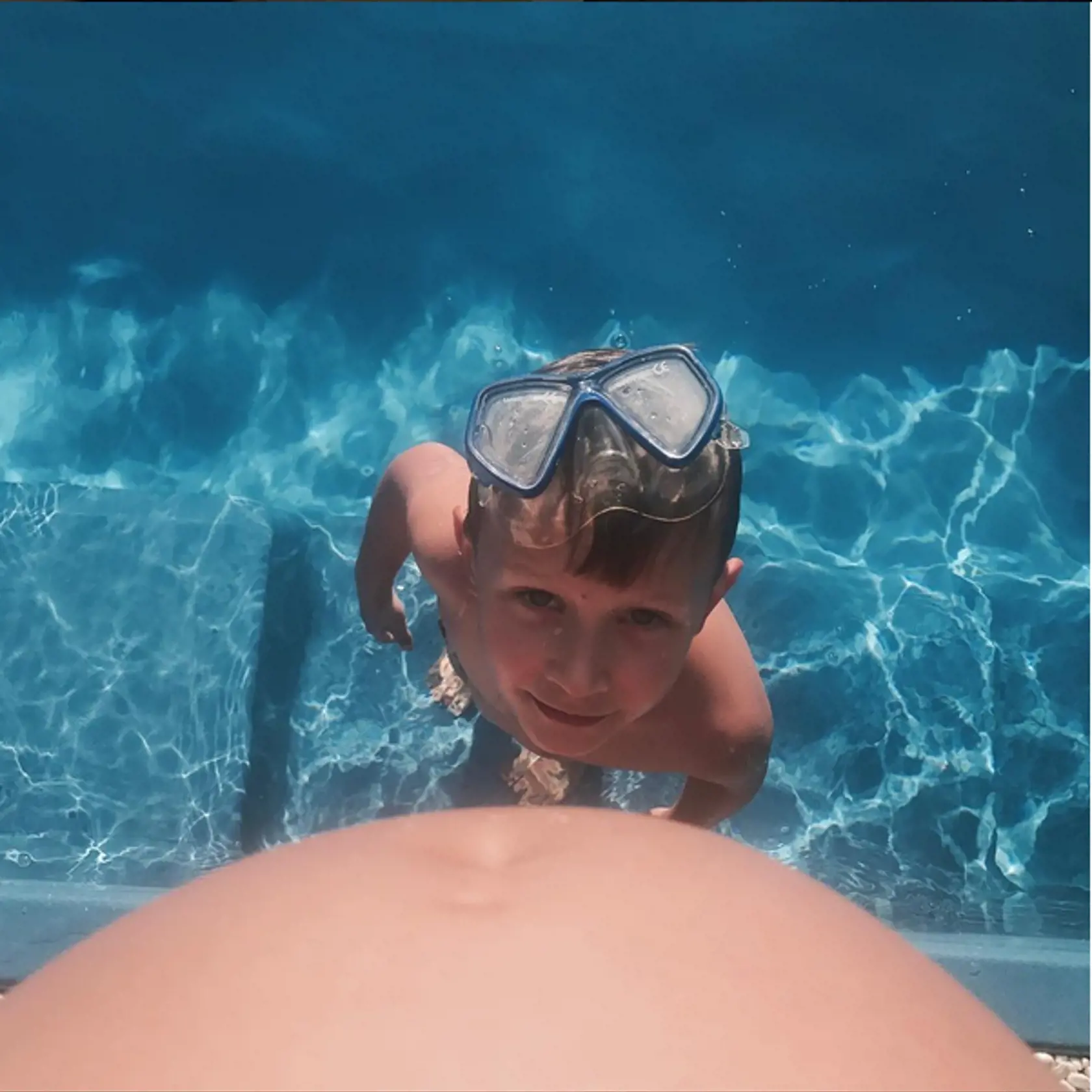 Tehotná Agáta Prachářová si užívala dovolenku v spoločnosti syna Kryšpína. Na tom pochopiteľne nie je nič kontroverzné, čo sa však nedá povedať o fotografiách, ktoré počas tejto dovolenky vznikli. Agáta na nich ukazuje svoje už poriadne veľké tehotenské bruško, cez ktoré absolútne nie je vidieť, či vôbec má na sebe plavky, alebo nie. Nuž, Agáta bola vždy rafinovaná.
