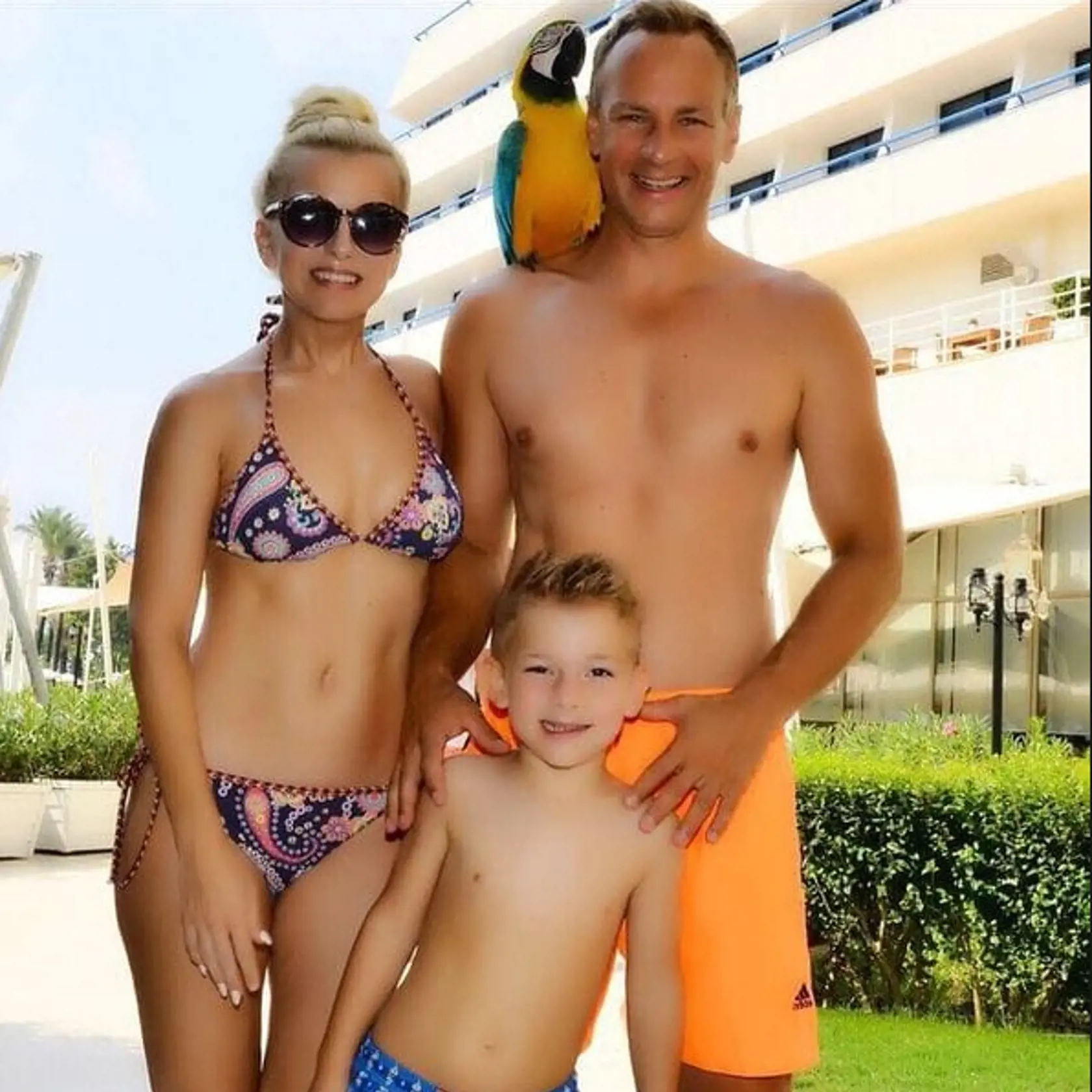 Počas leta 2015 sa vybrala moderátorská dvojica Zlatica Švajdová Puškárová a Patrik Švajda na spoločnú dovolenku so svojim synom Leom do horúceho Turecka. Z týchto chvíľ oddychu vznikli pochopiteľne aj fotky, ktorými sa párik pochválil pred médiami. Pohľad na nich vyčaril viacerým ľuďom úsmev na tvári, nakoľko boli snímky očividne vyretušované, vďaka čomu vyzerali ako z múzea voskových figurín. 
