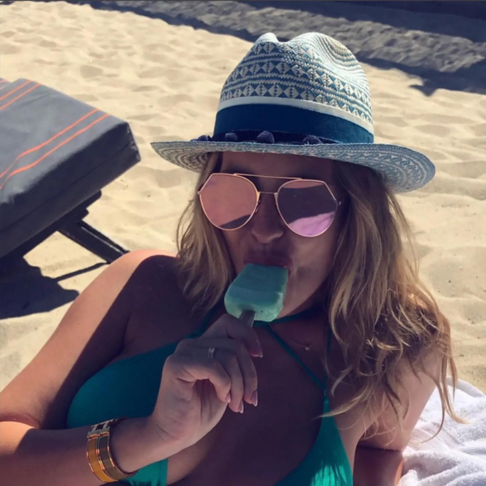 Modelka Romana Škamlová si ešte pred pár dňami užívala v slnečnom St. Tropez, odkiaľ sa svojím fanúšikom pochválila fotkou priamo z pláže, ako si pochutnáva na nanuku. Romana si zrejme povedala, že nie vždy musí byť za dámu, o čom svedčí aj vzniknutá fotografia. 
