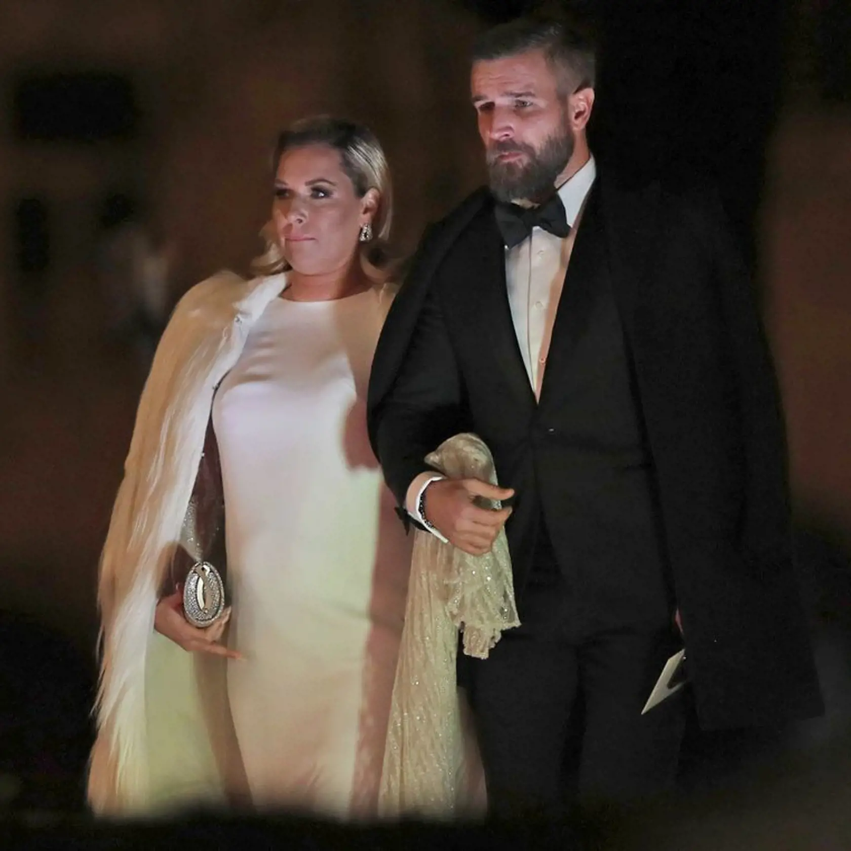 Bývalá tenistka Dominika Cibulková s manželom Michalom. Tehotná blondínka prišla v luxusnom bielom kožuchu.