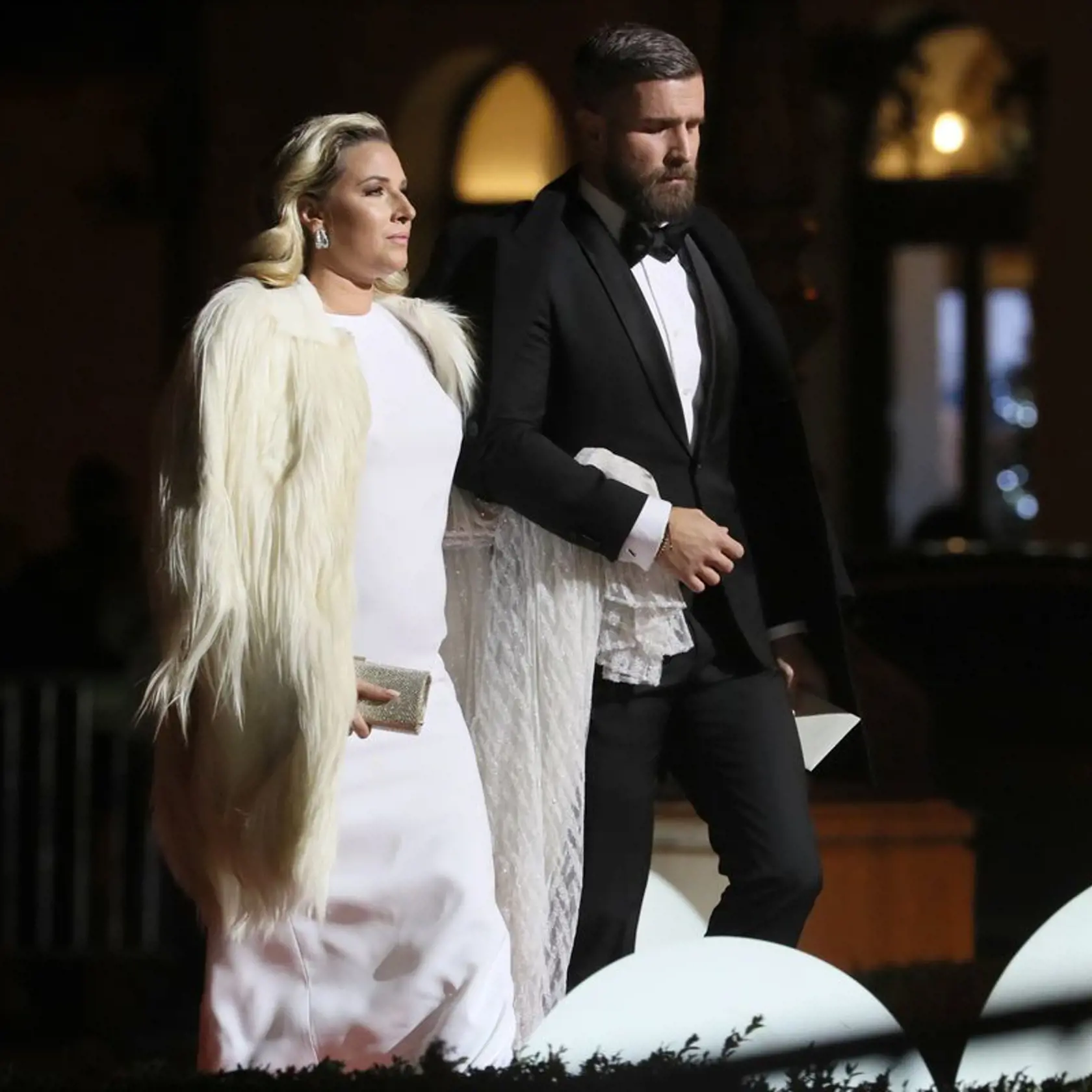 Bývalá tenistka Dominika Cibulková s manželom Michalom. Tehotná blondínka prišla v luxusnom bielom kožuchu.
