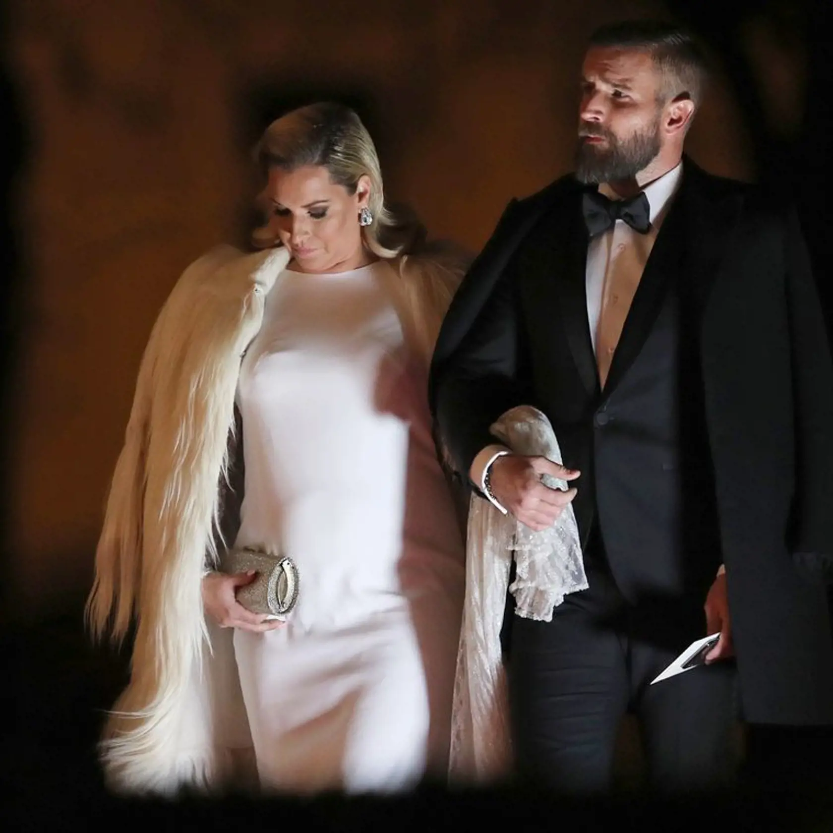 Bývalá tenistka Dominika Cibulková s manželom Michalom. Tehotná blondínka prišla v luxusnom bielom kožuchu.