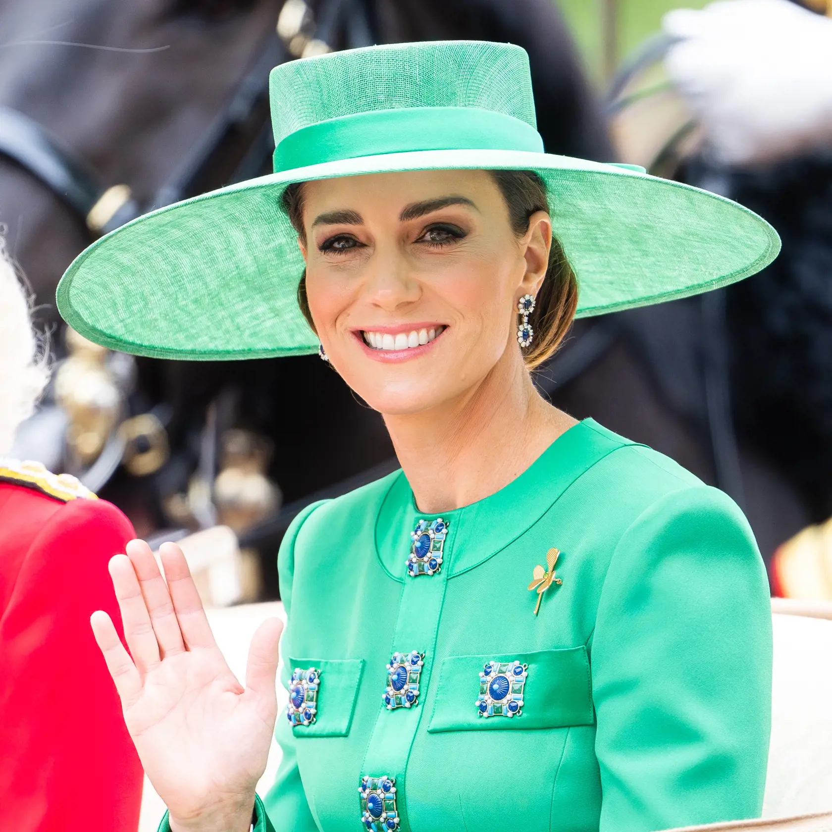 Princezná Kate sa predviedla v nádherných zelených šatách a svoj vzhľad doplnila klobúkom a diamantovými náušnicami, ktoré patrili princeznej Diane.