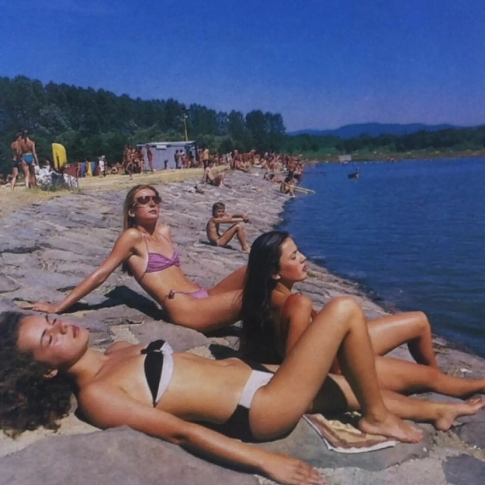 Tri Prešovské krásky na prírodnom kúpalisku Delňa. V strede Ivana Christová. Foto je z roku 1988 a je súčasťou publikácie o Prešove.