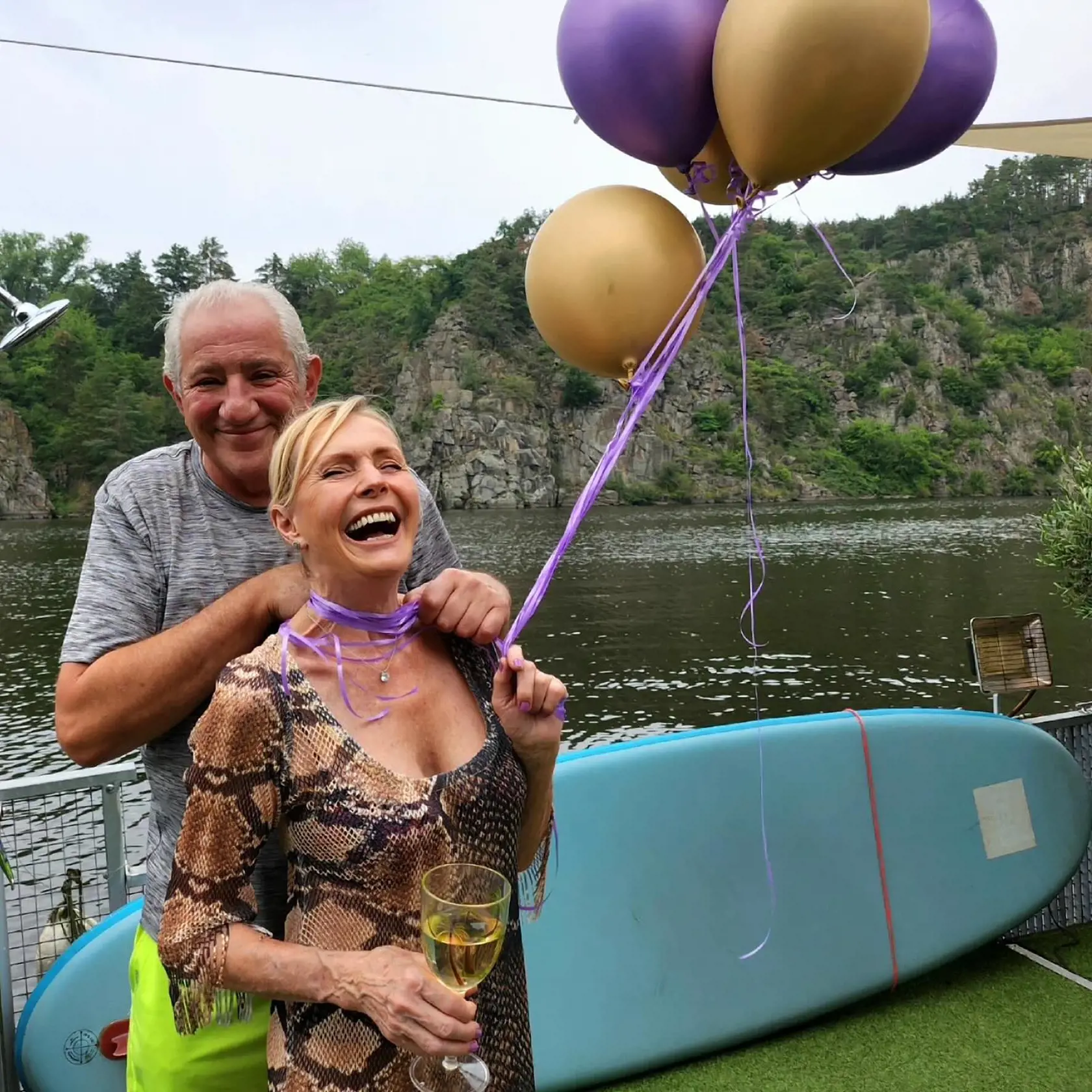 Helena Vondráčková dodatočne oslávila 77. narodeniny so svojimi kamarátmi. Na fotke s manželom Martinom Michalom.