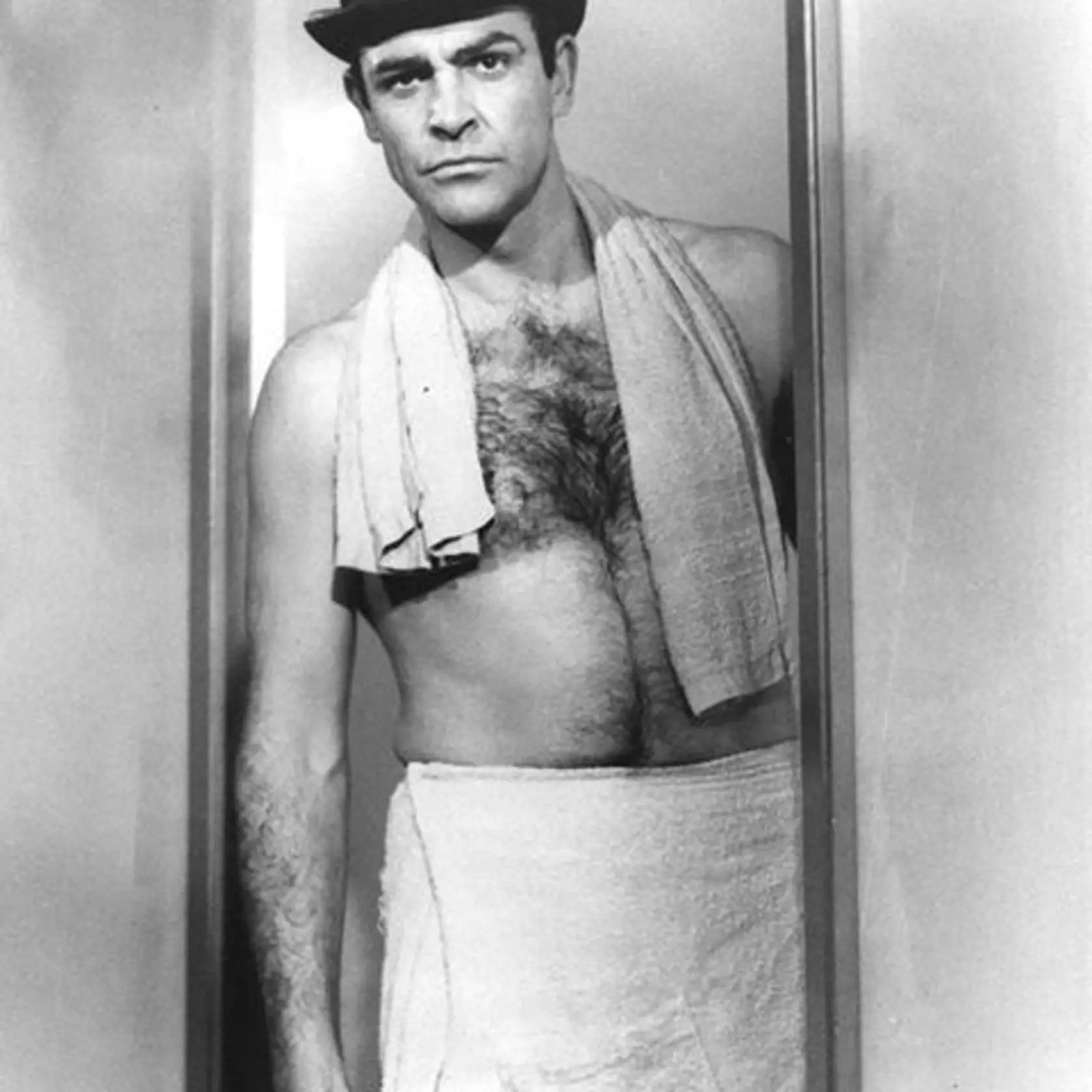 Po prvých malých úlohách v divadlách, televízii a filmoch prišla v roku 1962 ponuka stvárniť  Jamesa Bonda vo filme Dr. No a do roku 1983 sa Connery objavil v ďalších šiestich filmoch.