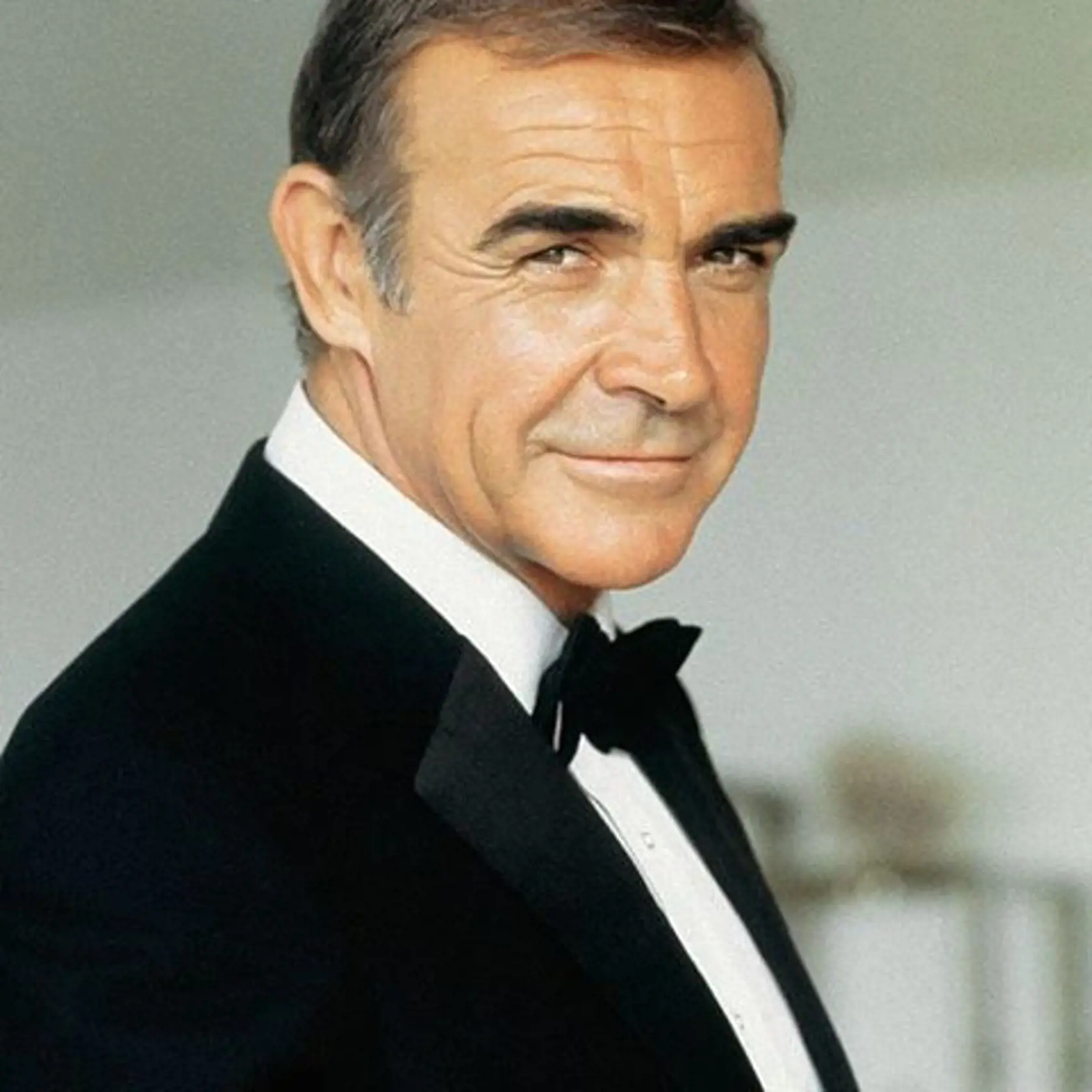 Po prvých malých úlohách v divadlách, televízii a filmoch prišla v roku 1962 ponuka stvárniť  Jamesa Bonda vo filme Dr. No a do roku 1983 sa Connery objavil v ďalších šiestich filmoch.