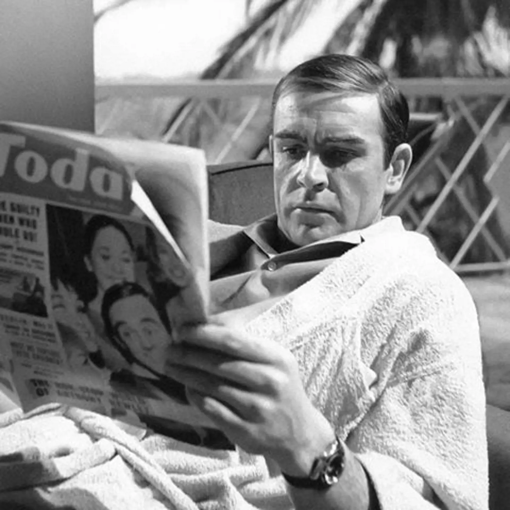 Po prvých malých úlohách v divadlách, televízii a filmoch prišla v roku 1962 ponuka stvárniť  Jamesa Bonda vo filme Dr. No a do roku 1983 sa Connery objavil v ďalších šiestich filmoch.