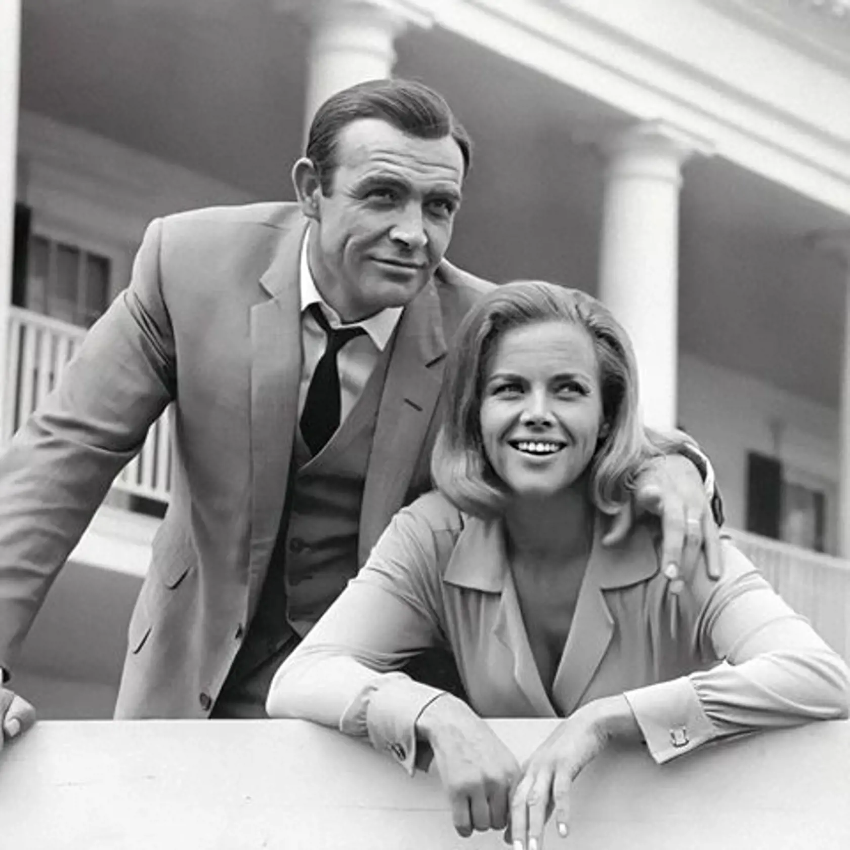 Po prvých malých úlohách v divadlách, televízii a filmoch prišla v roku 1962 ponuka stvárniť  Jamesa Bonda vo filme Dr. No a do roku 1983 sa Connery objavil v ďalších šiestich filmoch.