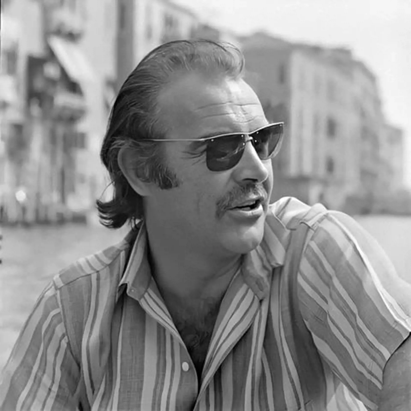 Po prvých malých úlohách v divadlách, televízii a filmoch prišla v roku 1962 ponuka stvárniť  Jamesa Bonda vo filme Dr. No a do roku 1983 sa Connery objavil v ďalších šiestich filmoch.