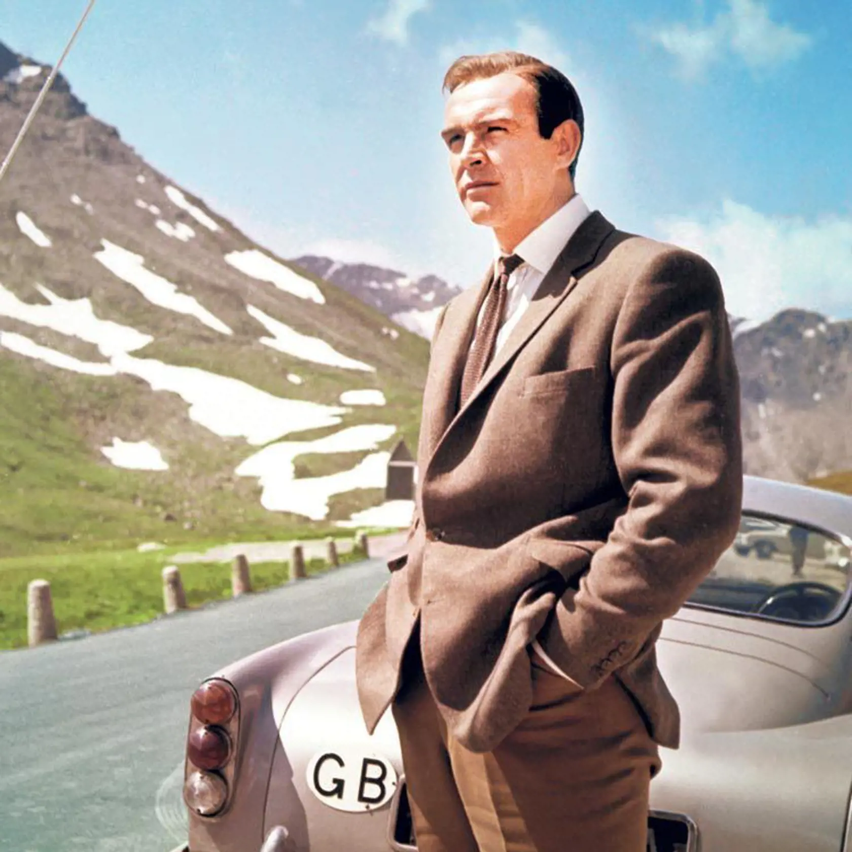 Pri nakrúcaní používal Sean Connery dva astony. Jeden sa však stratil, takže auto, ktoré sa bude dražiť, je unikát. 