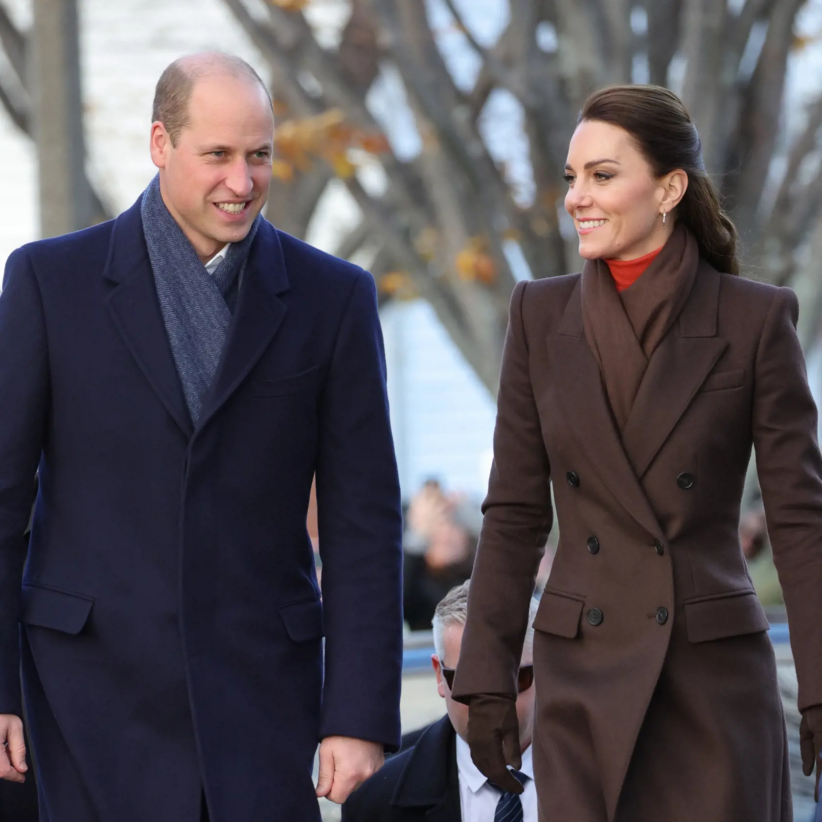 Kate a William nasadili statočnú tvár, keď pokračovali vo svojom turné po USA – len pár hodín po tom, čo princ Harry a Meghan Markle zverejnili veľmi zle načasovaný trailer na ich pripravovaný výbušný dokument Netflix, ktorý sa odvysiela 8. decembra.