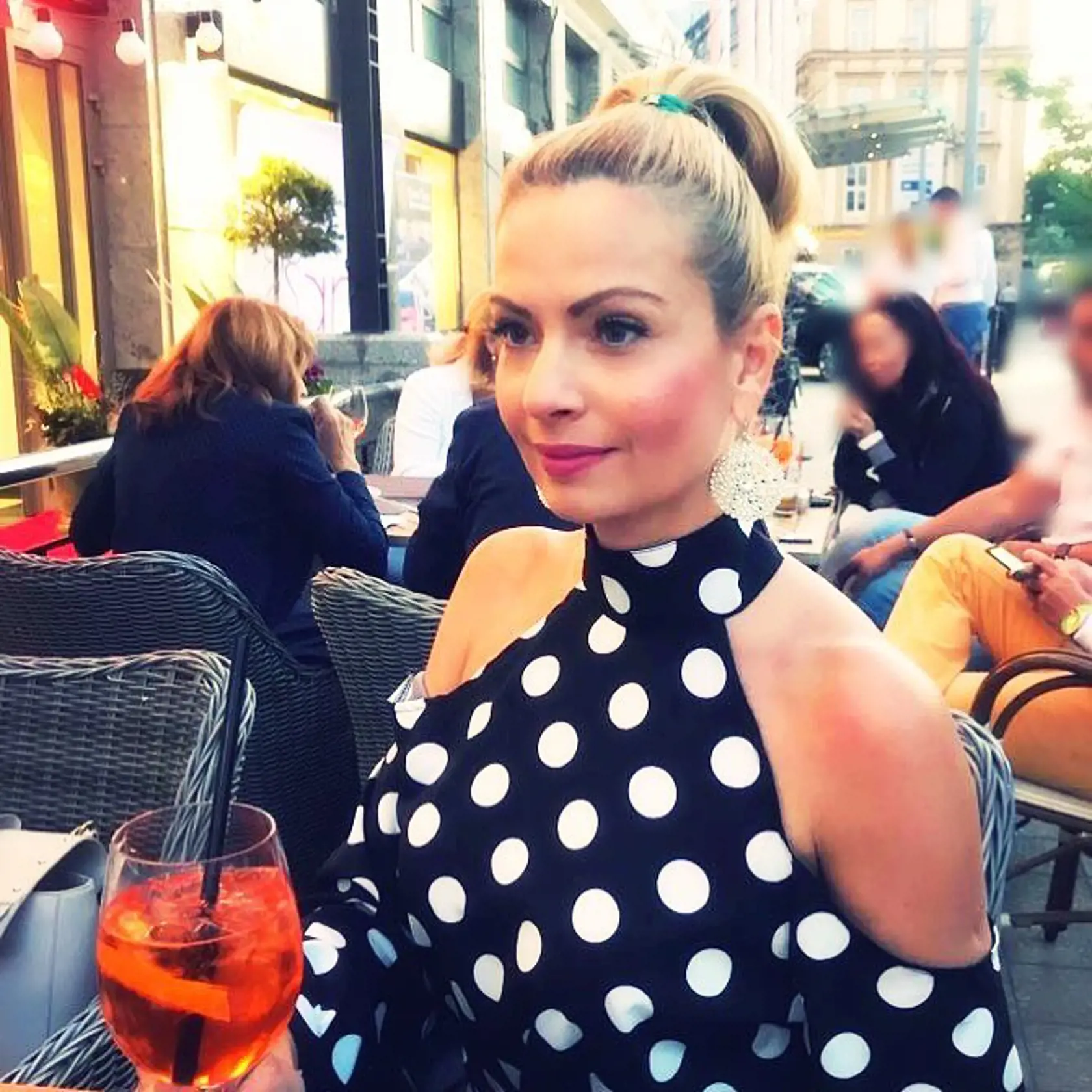 Marianna si rada vychutná dobrý drink na terase v krásnom počasí.
