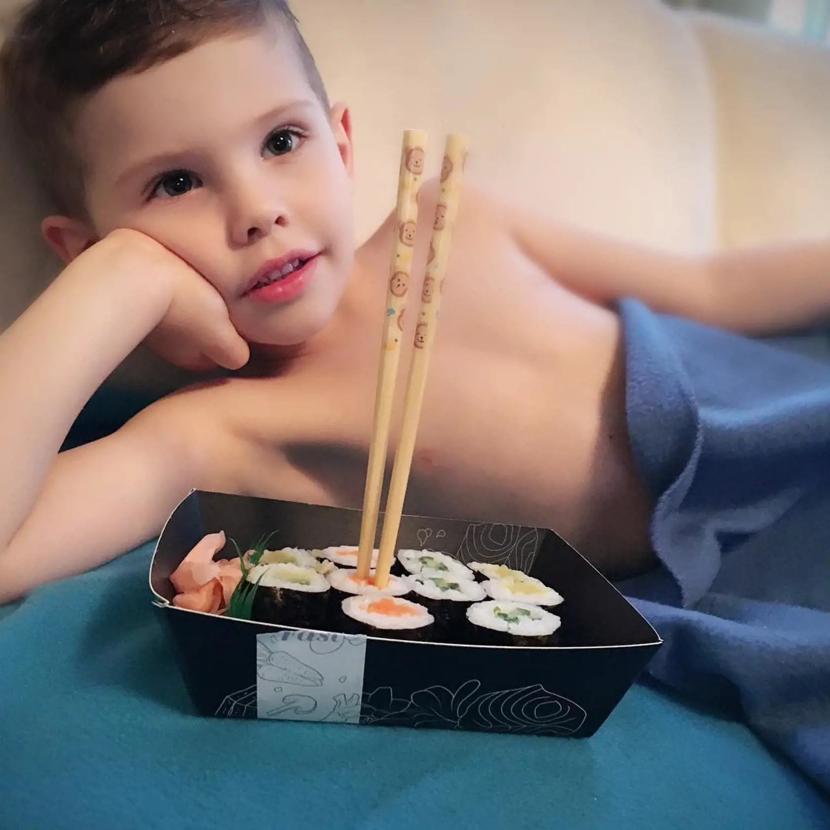 Romanko už od malička miluje sushi.