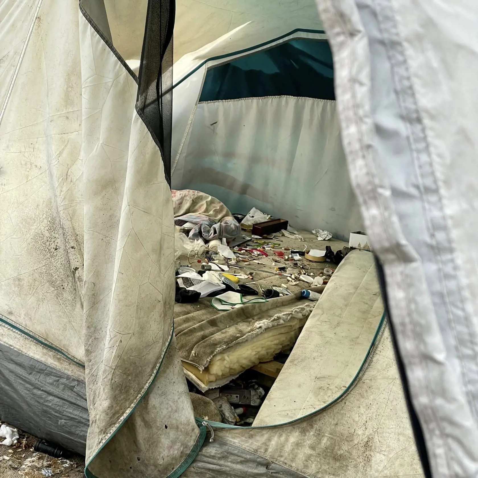 Pod oknami Ružinovčanov i na detských ihriskách sa povaľovali injekčné striekačky.