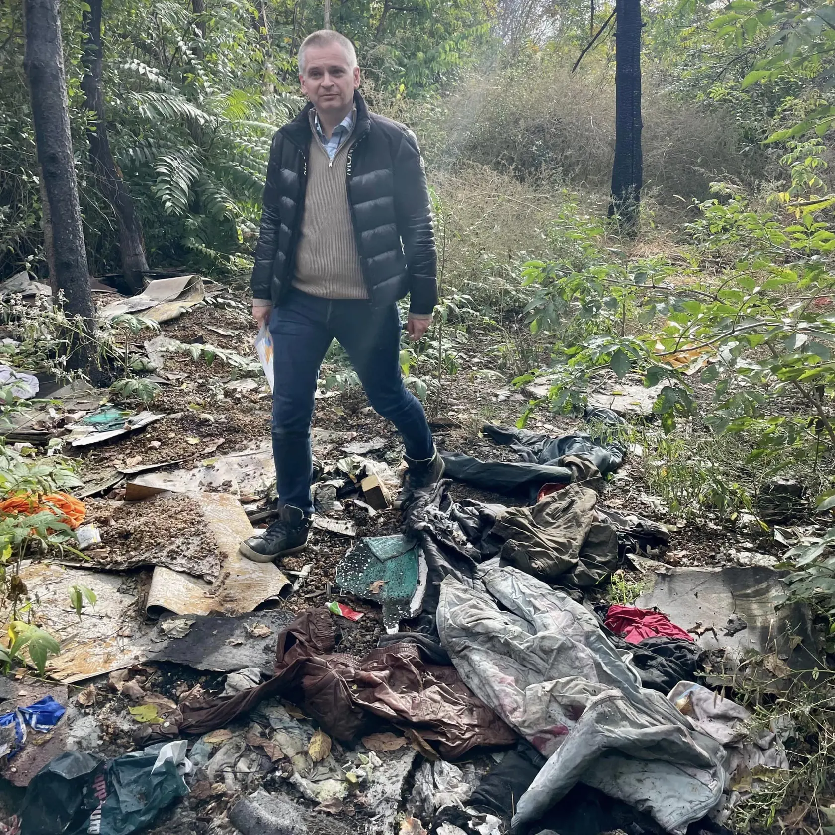 „Čistenie tohto priestoru (do súčasného stavu) trvalo 15 pracovných dní a kolegovia tu zozbierali viac ako 600 ton odpadu," zosumarizoval Martin