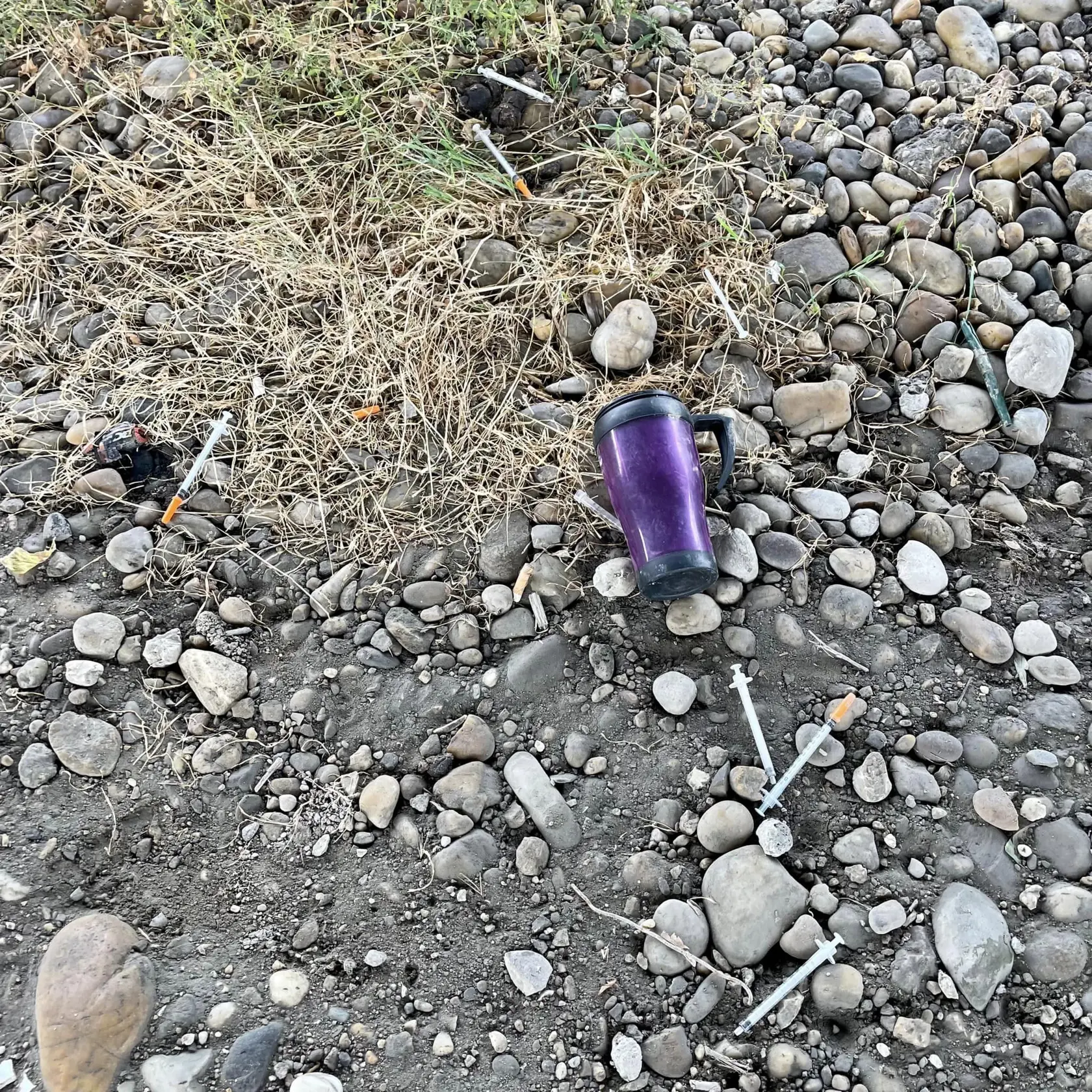 Pod oknami Ružinovčanov i na detských ihriskách sa povaľovali injekčné striekačky.