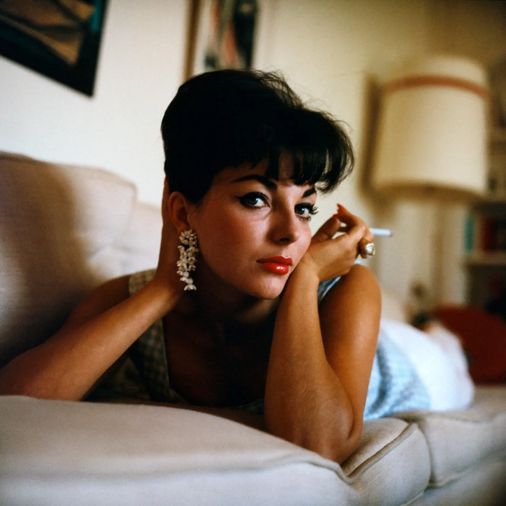 Joan Collins je rodená Londýnčanka, no v roku 1955 odišla za kariérou do Hollywoodu. Hoci nikdy nebola hviezdou prvej veľkosti, vytvorila desiatky televíznych, filmových i divadelných úloh. Za rolu potvory Alexis v seriáli Dynastia získala Zlatý glóbus a hviezdu na hollywoodskom Chodníku slávy.