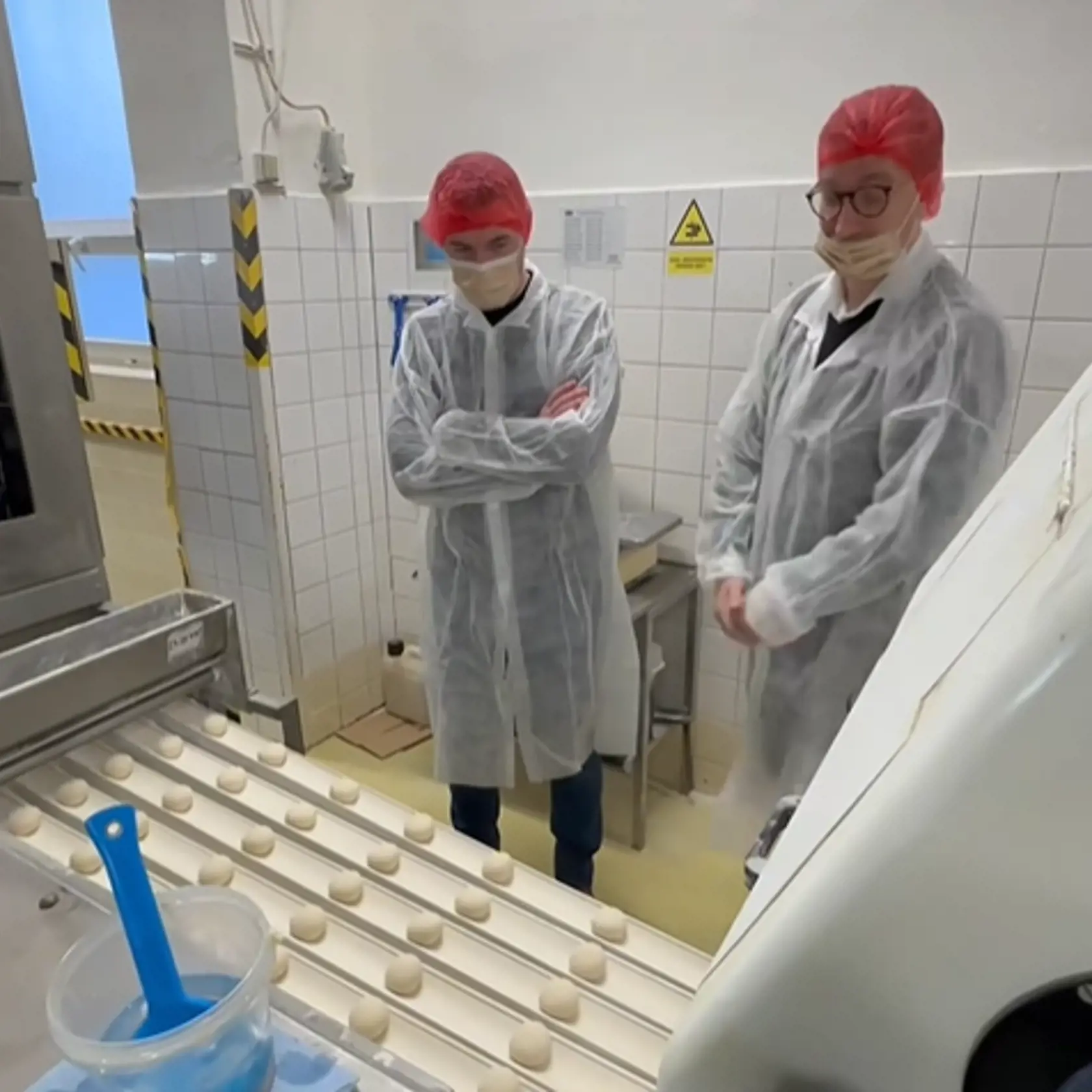 Agrominister Richard Takáč (Smer) na návšteve pekárne. Teplé rožky mu pripomínajú jeho otca.