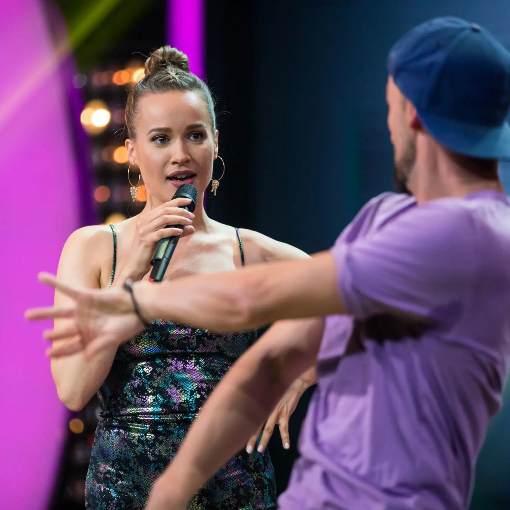 Kristína počas vystúpenia v Chart show.